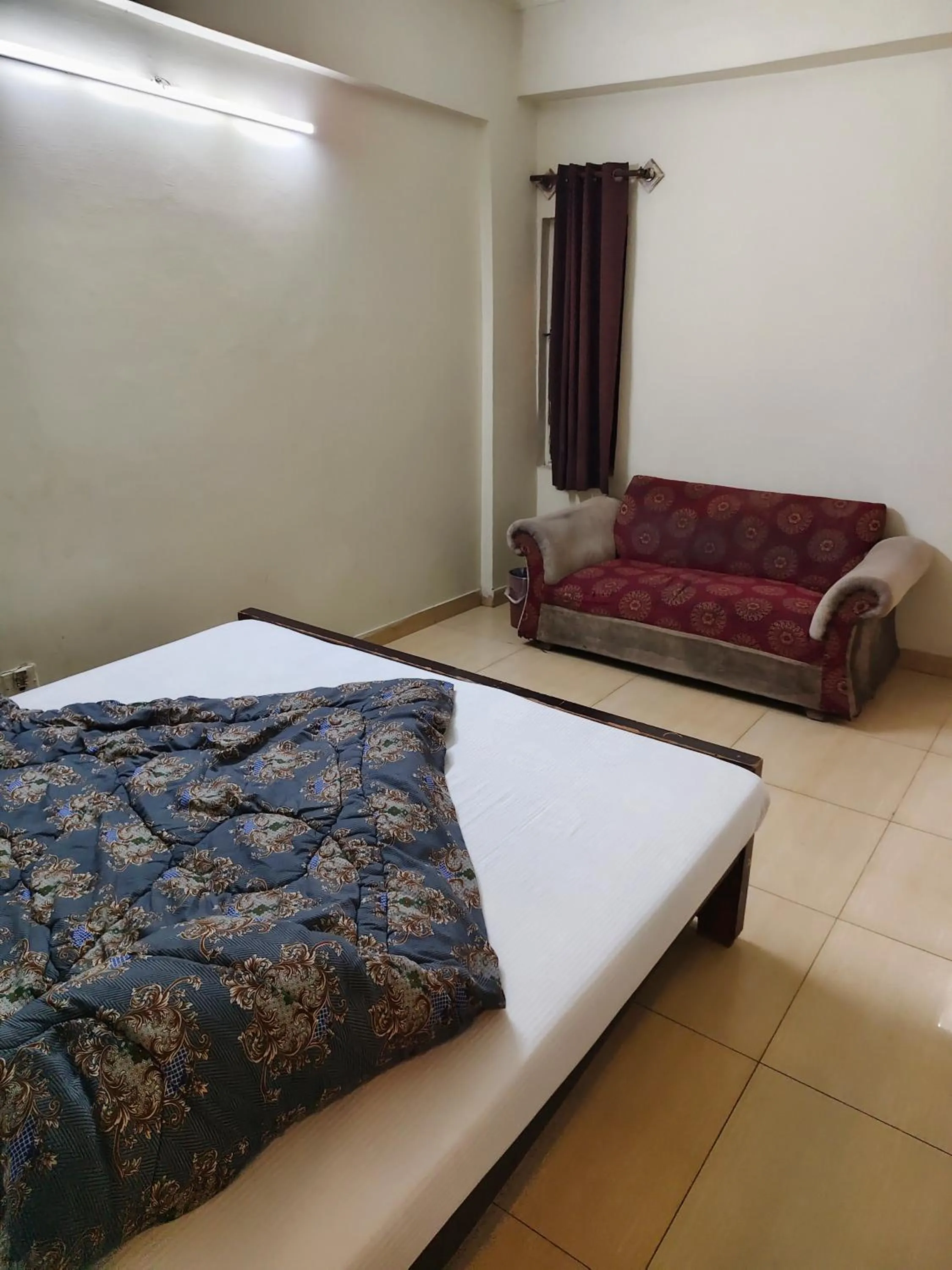 Bed in Al Sakhawat Hotel