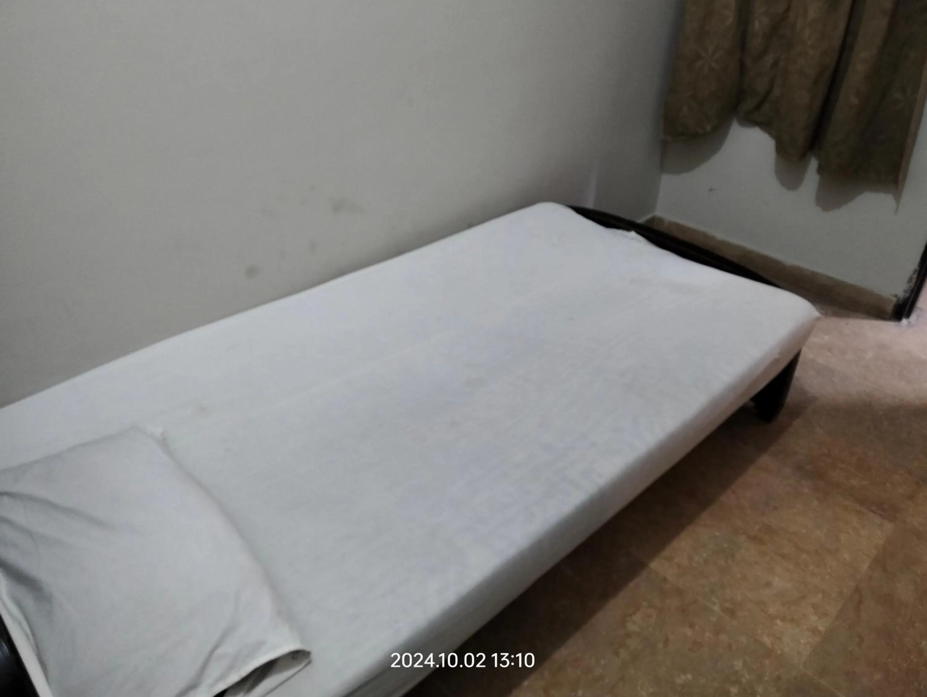 Bed in Al Sakhawat Hotel