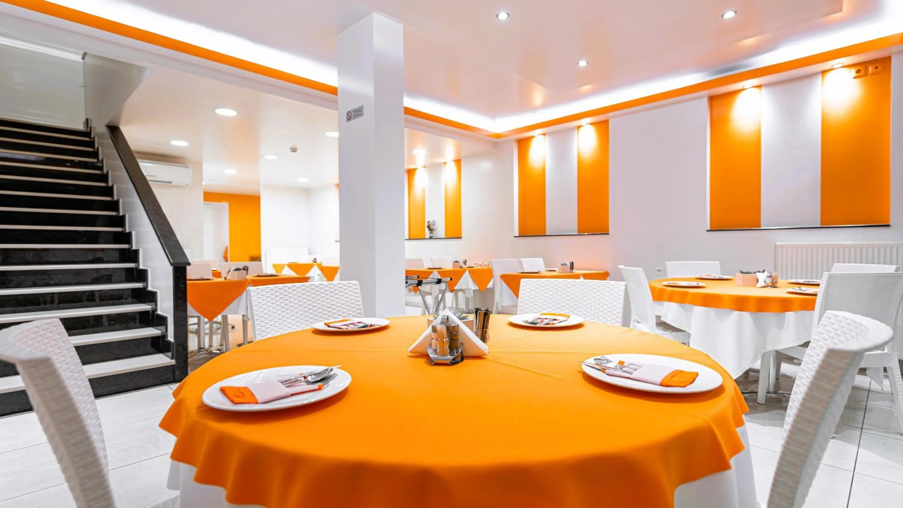 Restaurant/places to eat in Faros I