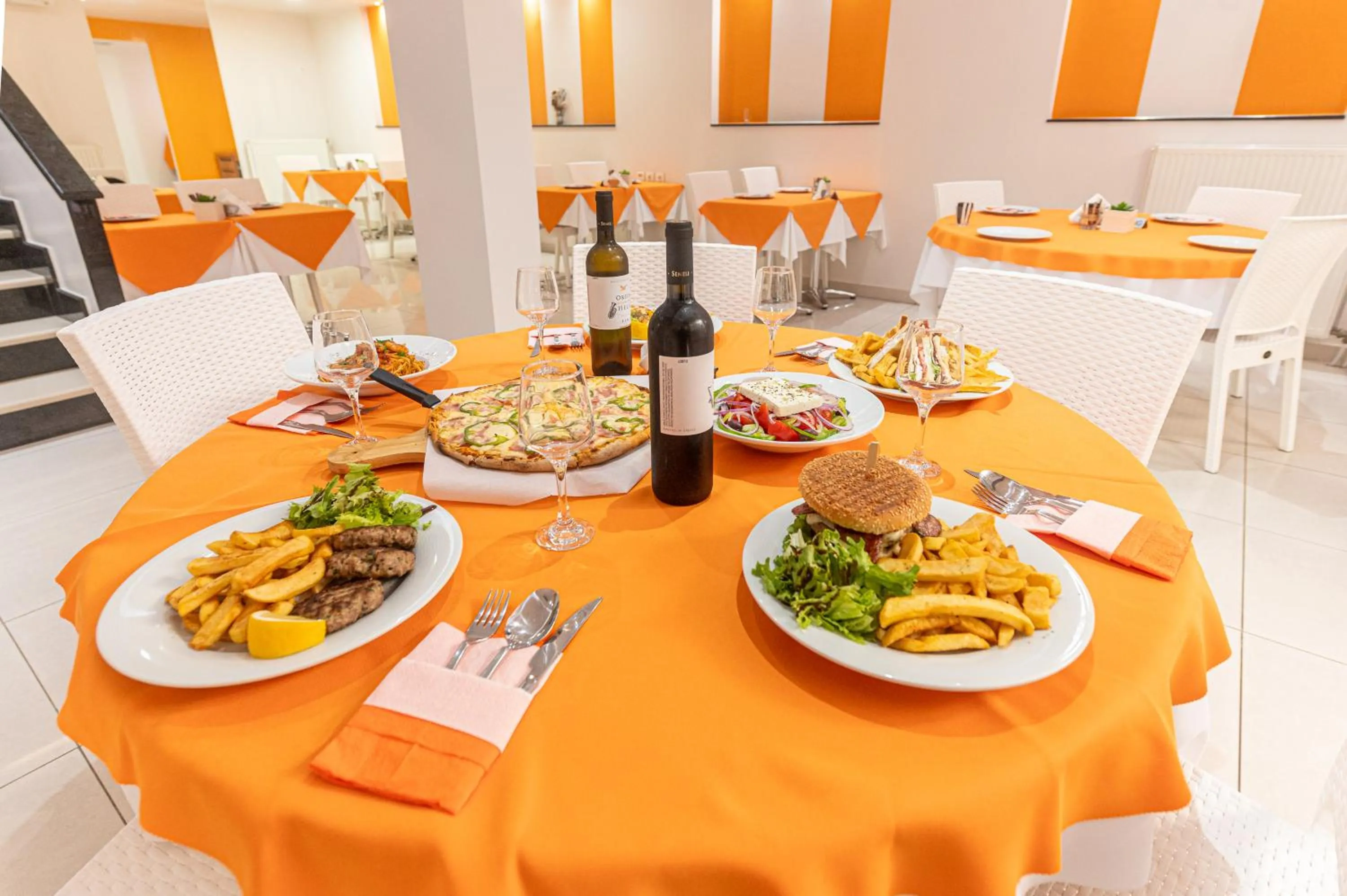 Restaurant/places to eat in Faros I