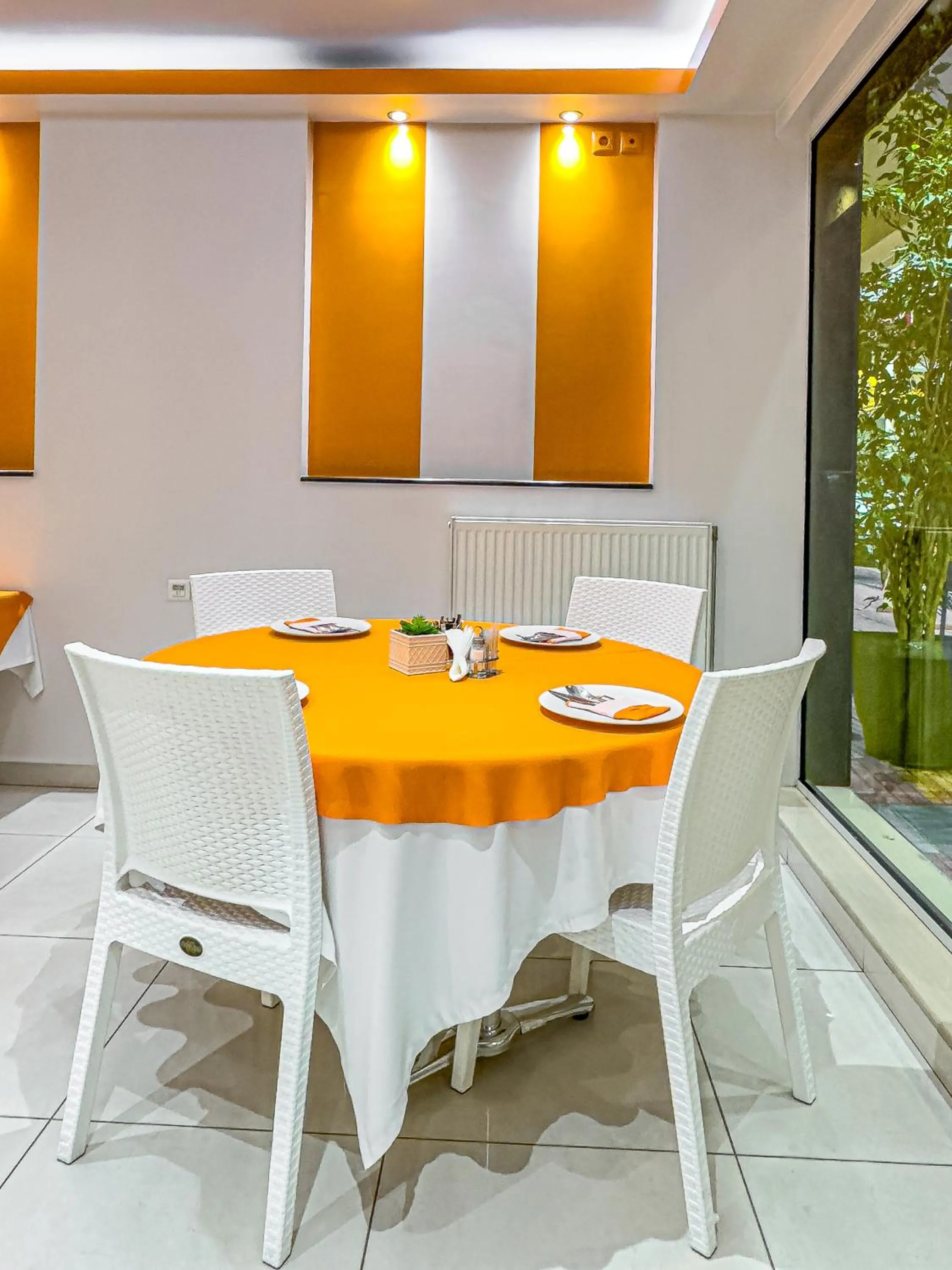 Restaurant/places to eat in Faros I