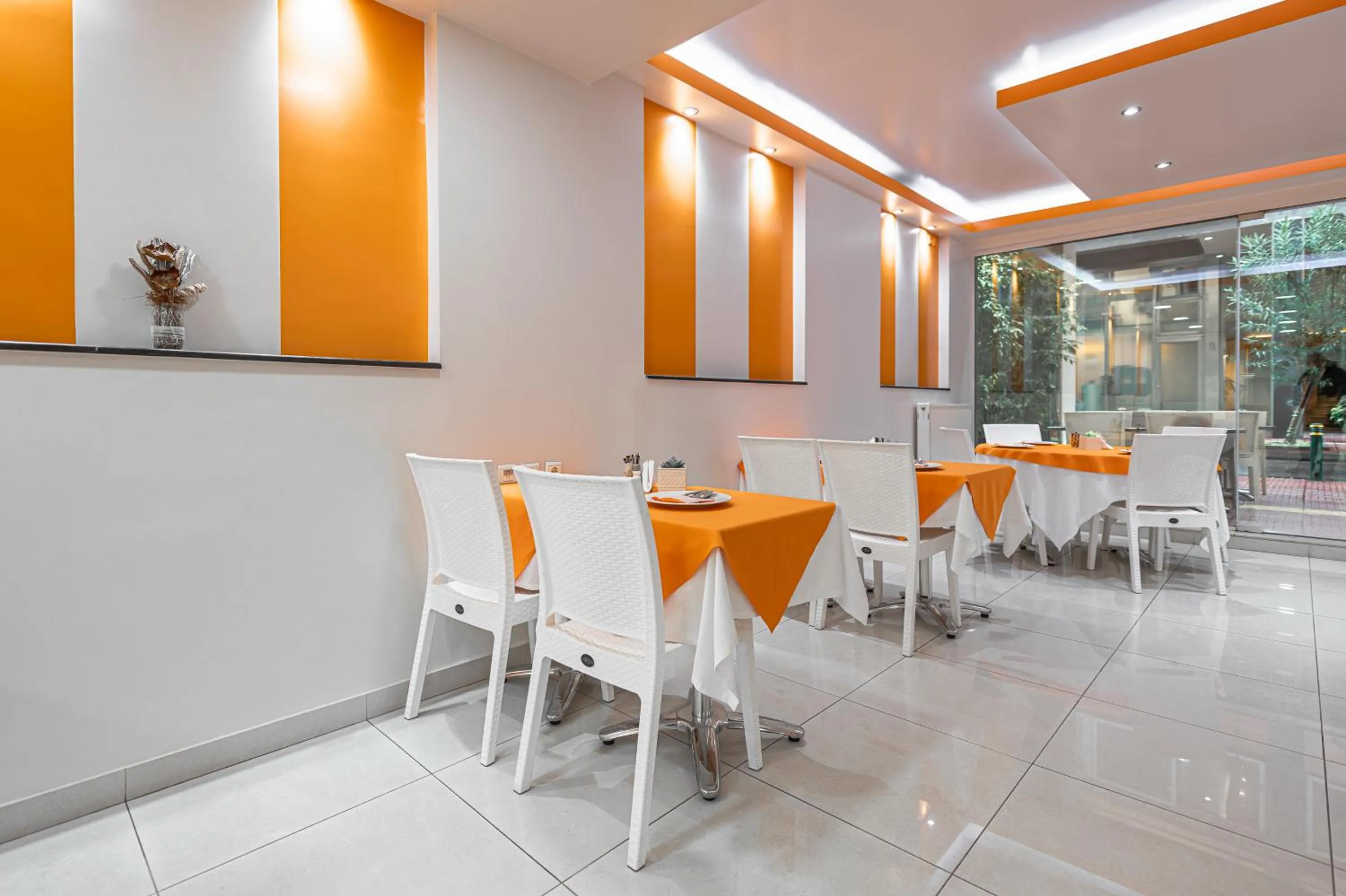 Restaurant/places to eat in Faros I