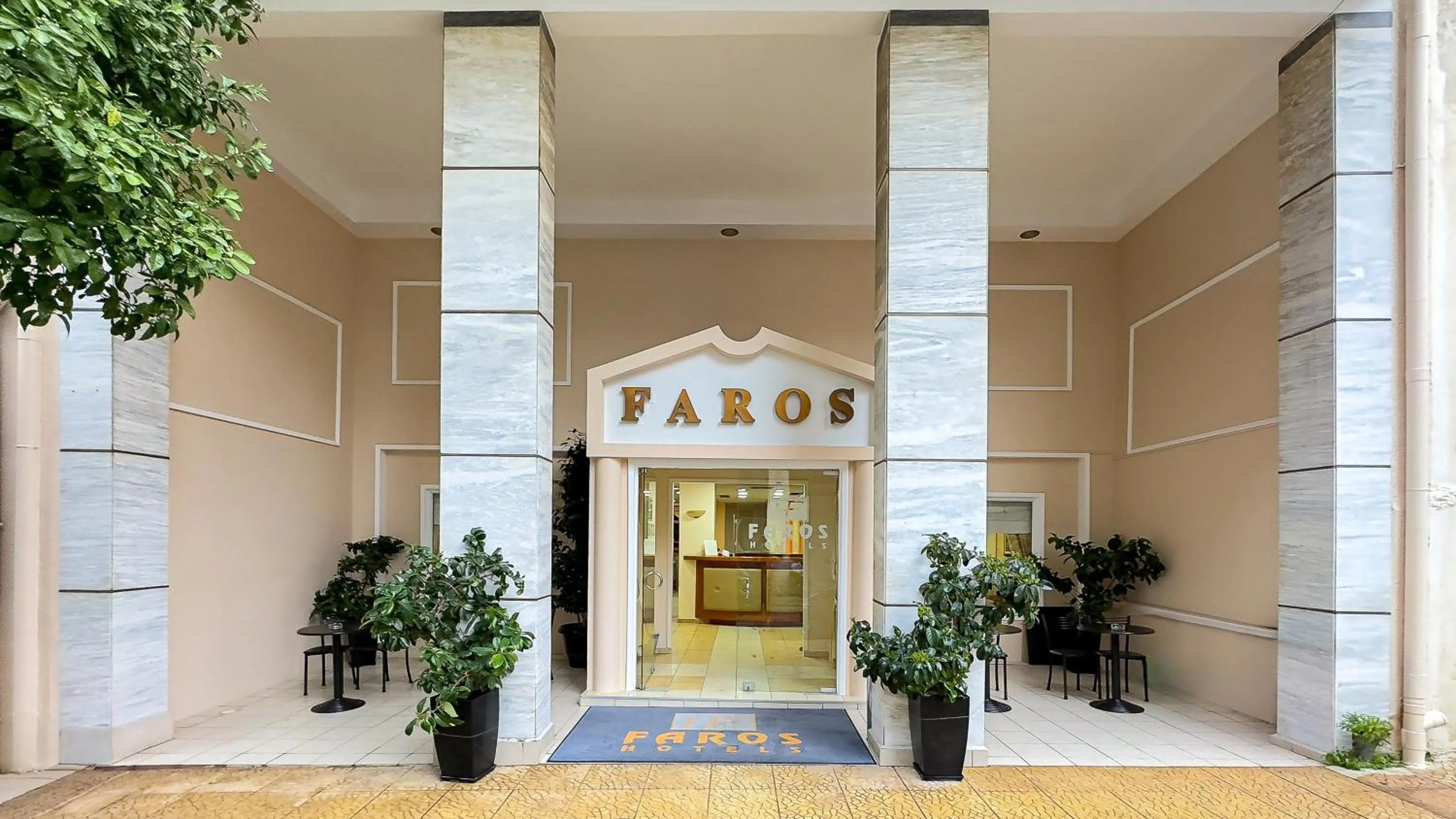 Facade/entrance in Faros II