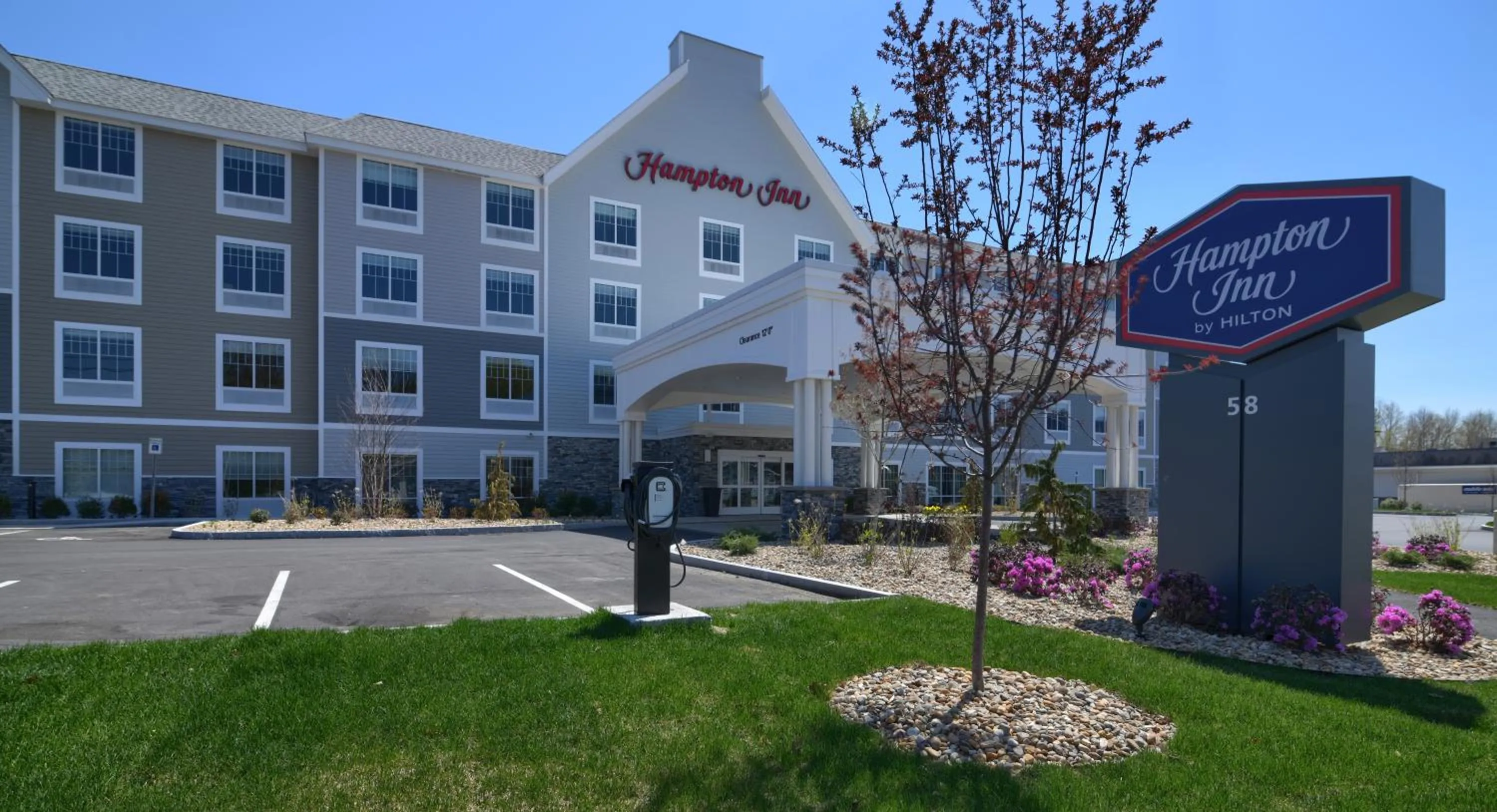 Property building in Hampton Inn Lincoln White Mountains
