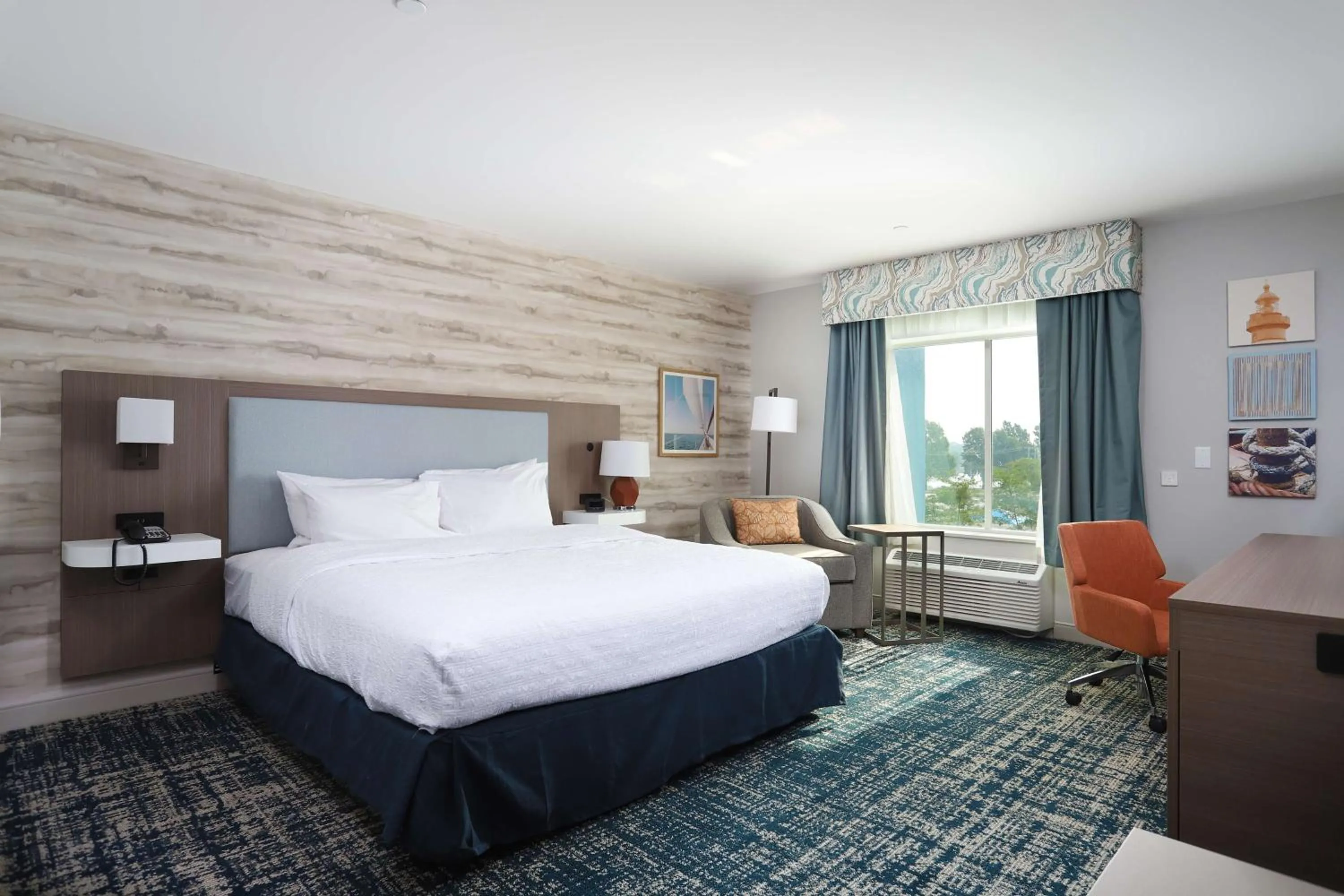 Bed in Hampton Inn & Suites Manistee, Mi