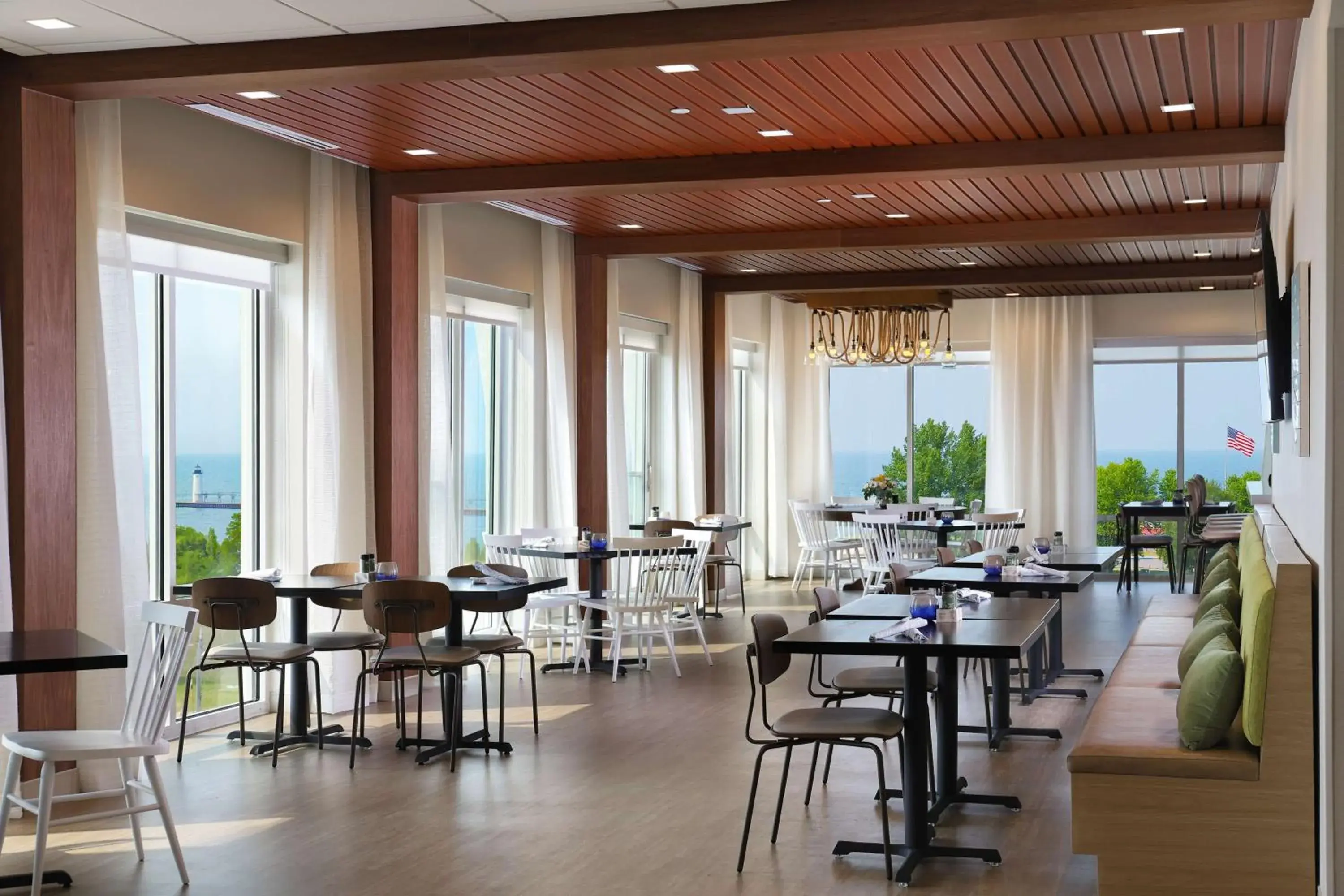 Restaurant/places to eat in Hampton Inn & Suites Manistee, Mi Restaurant/places to eat in Hampton Inn & Suites Manistee, Mi