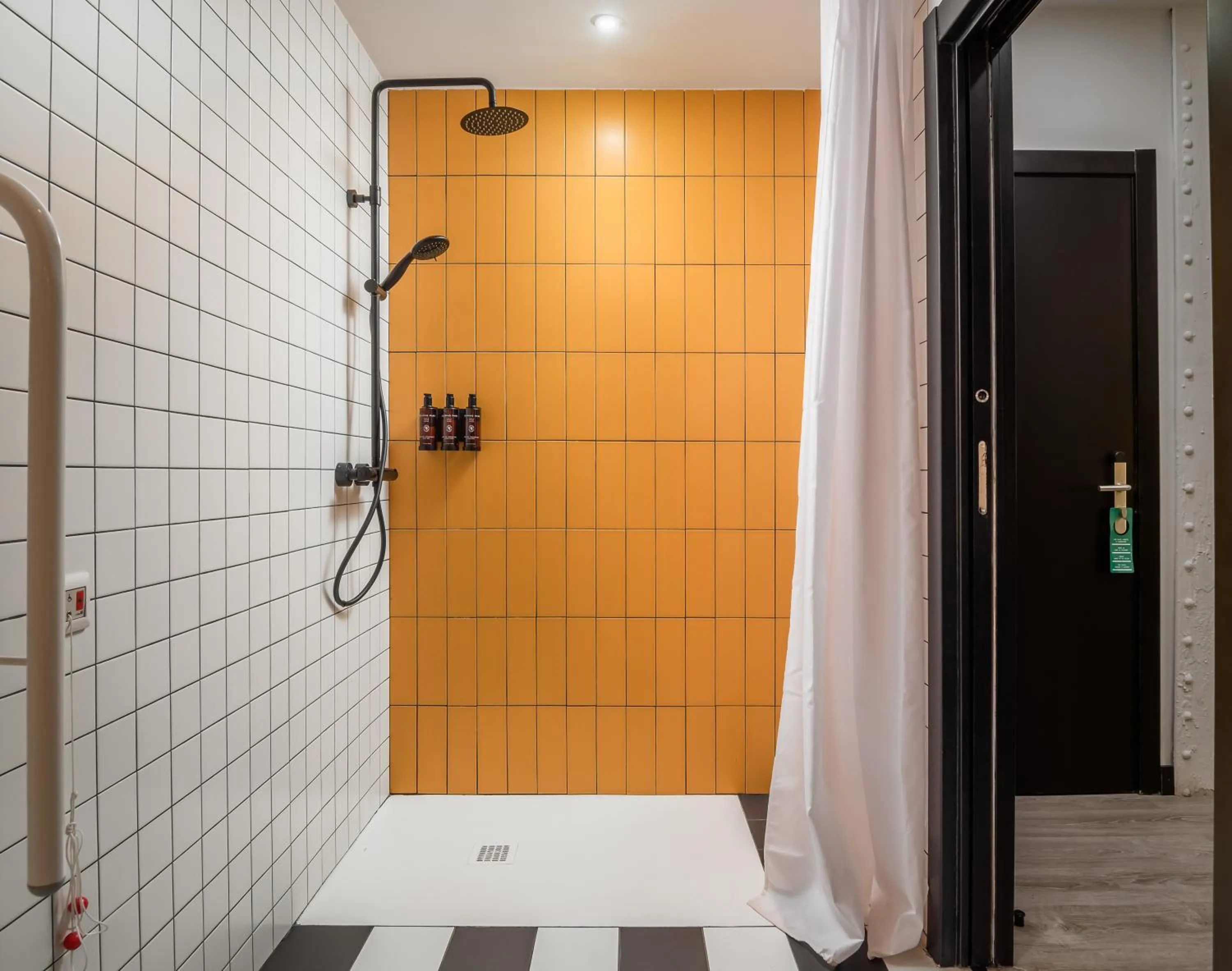 Shower in BYPILLOW Crosstown