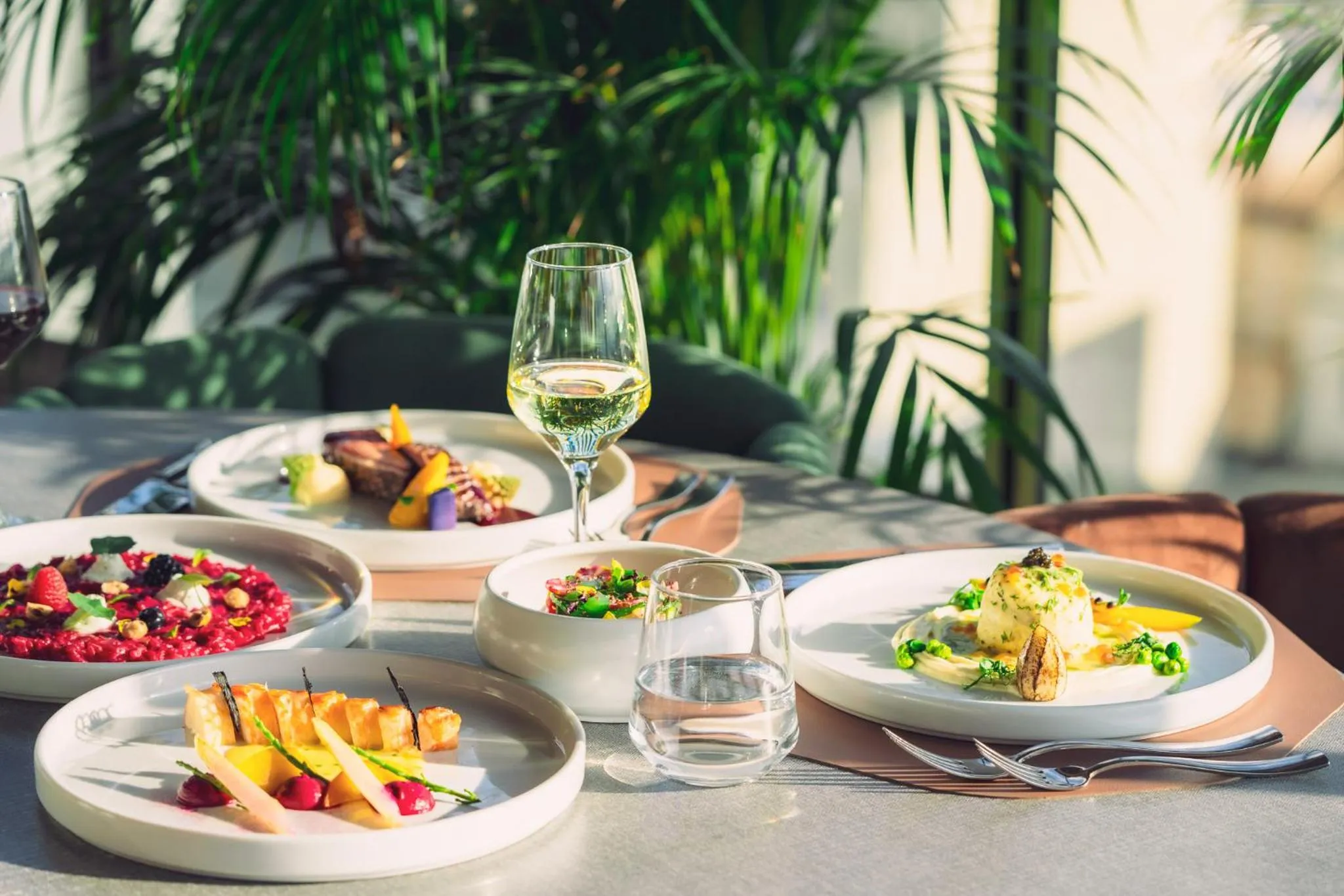 Food and drinks in St George Lycabettus Lifestyle Hotel