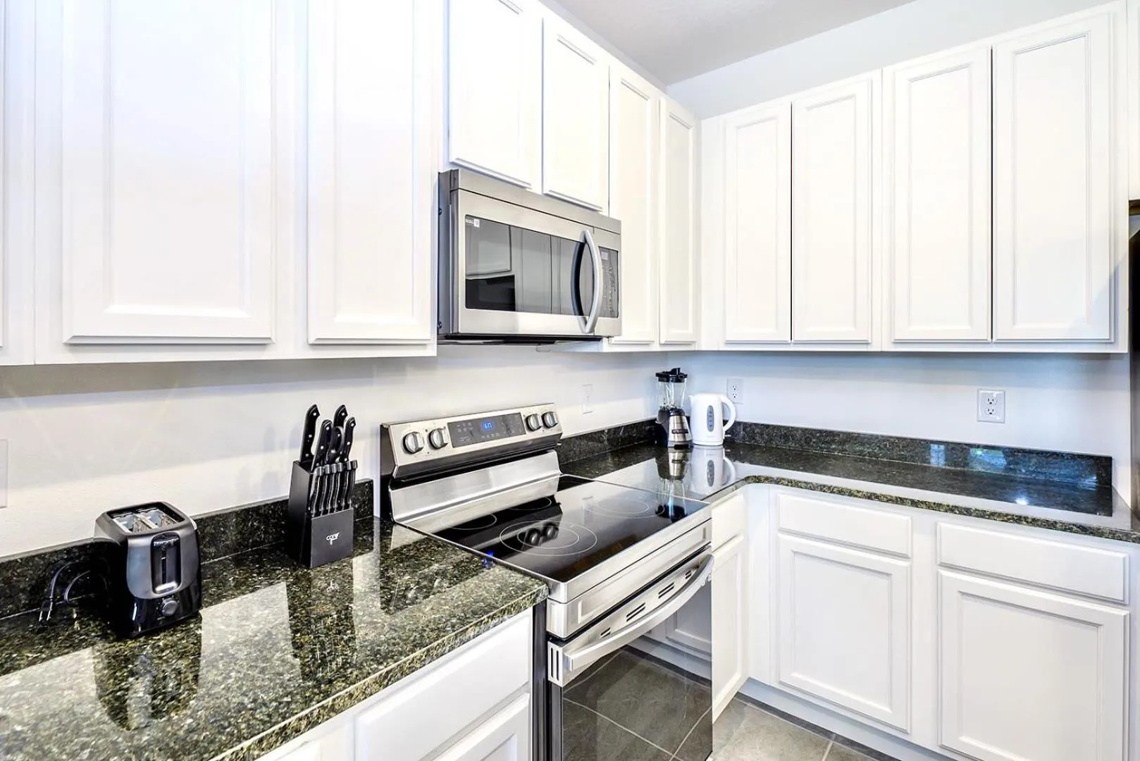 oven in 8BR Family Home with Pool and Hot tub