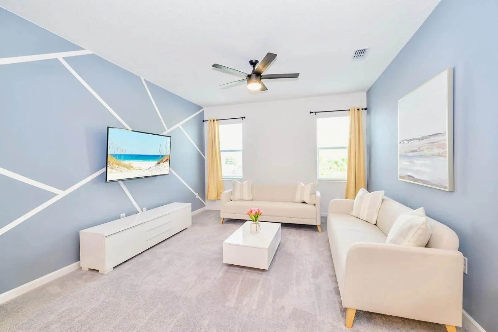 Communal lounge/ TV room in 8BR Family Home with Pool and Hot tub