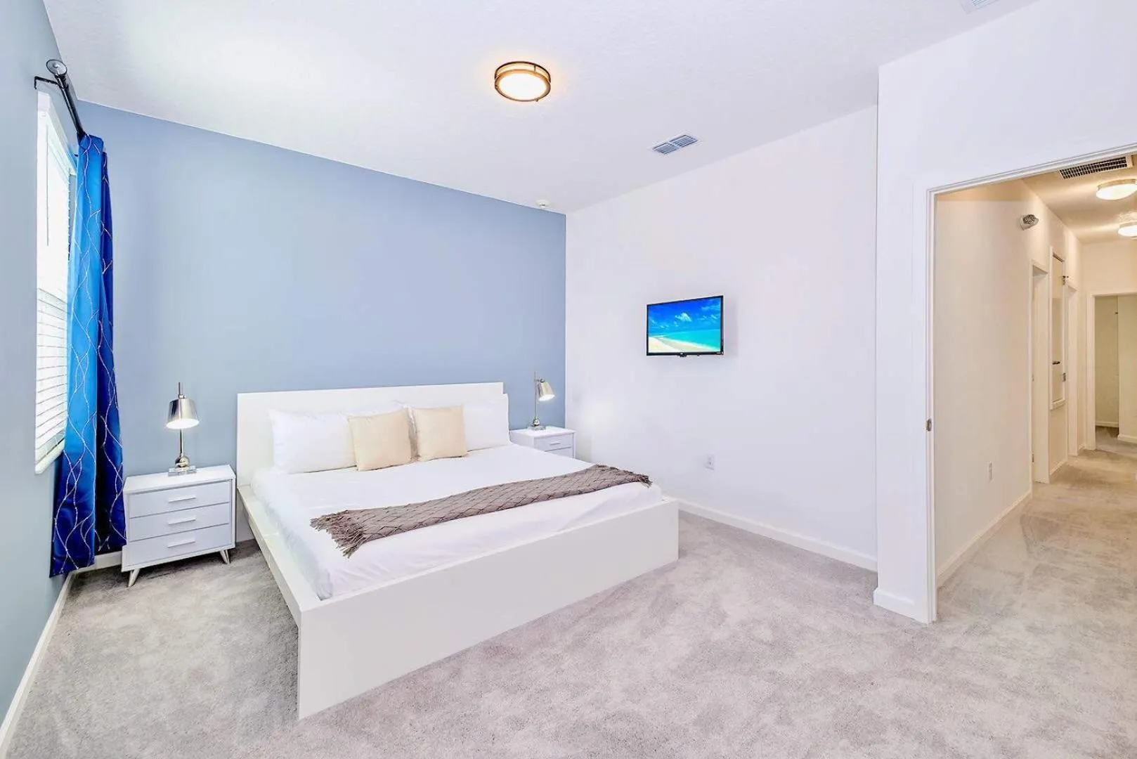 Bed in 8BR Family Home with Pool and Hot tub