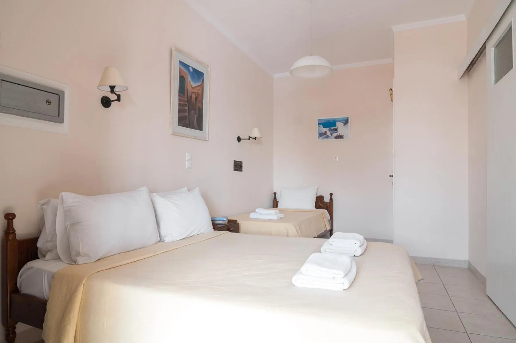 Bed in Holiday Beach Resort Santorini