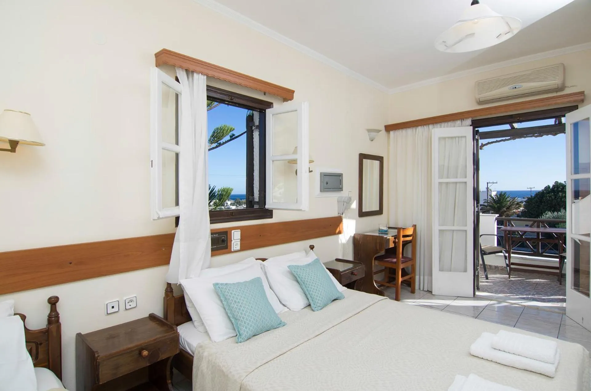 Coffee/tea facilities, Bed in Holiday Beach Resort Santorini