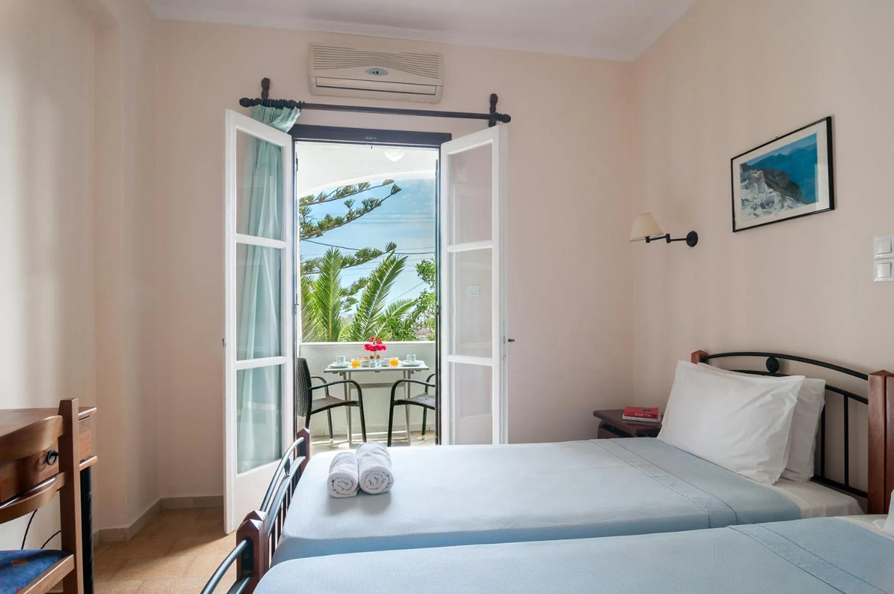 Bed in Holiday Beach Resort Santorini