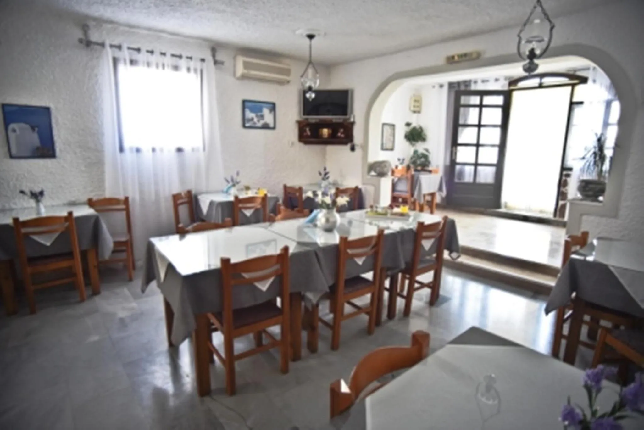 Food and drinks in Holiday Beach Resort Santorini