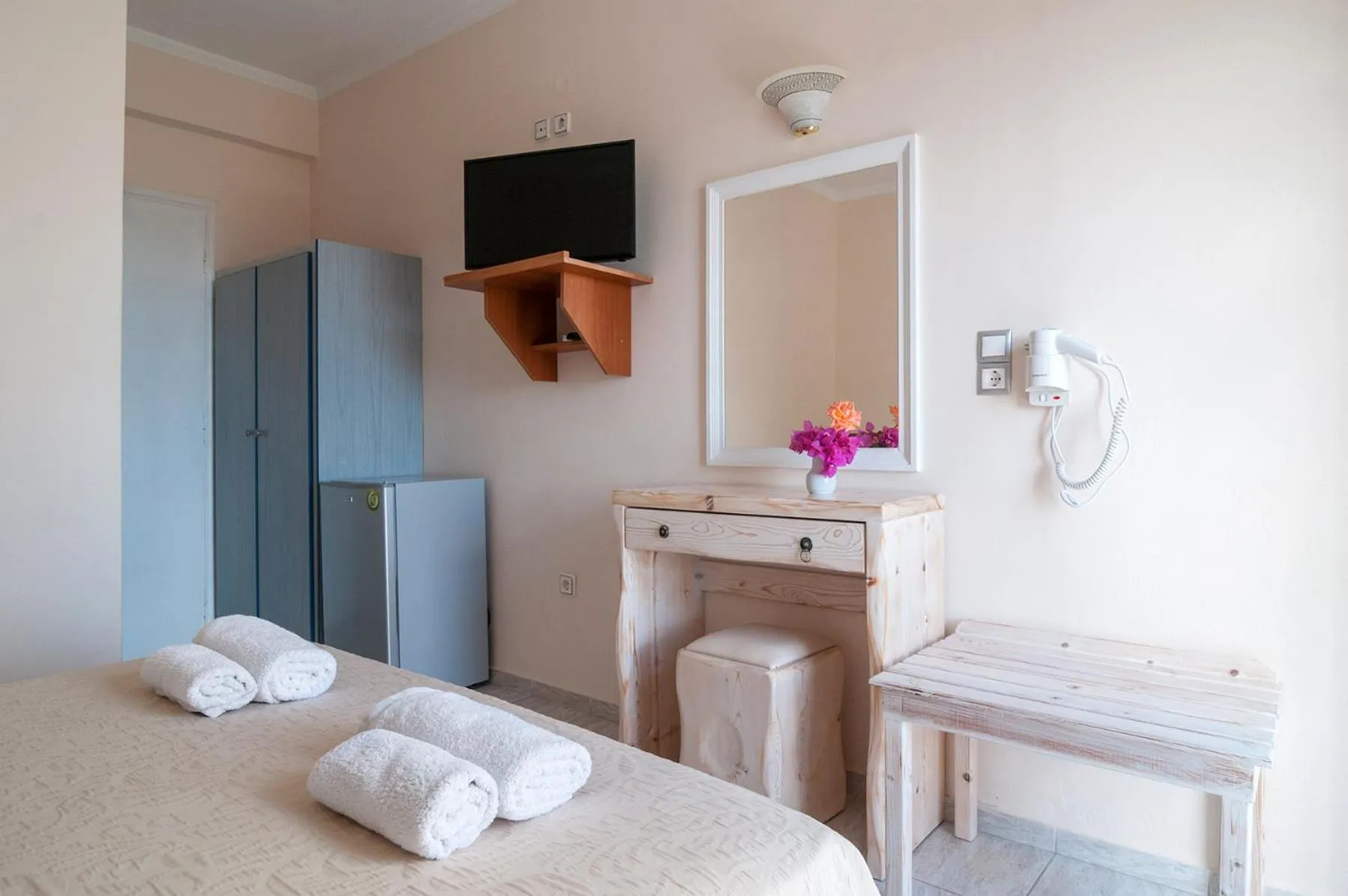 Bedroom, Bed in Holiday Beach Resort Santorini