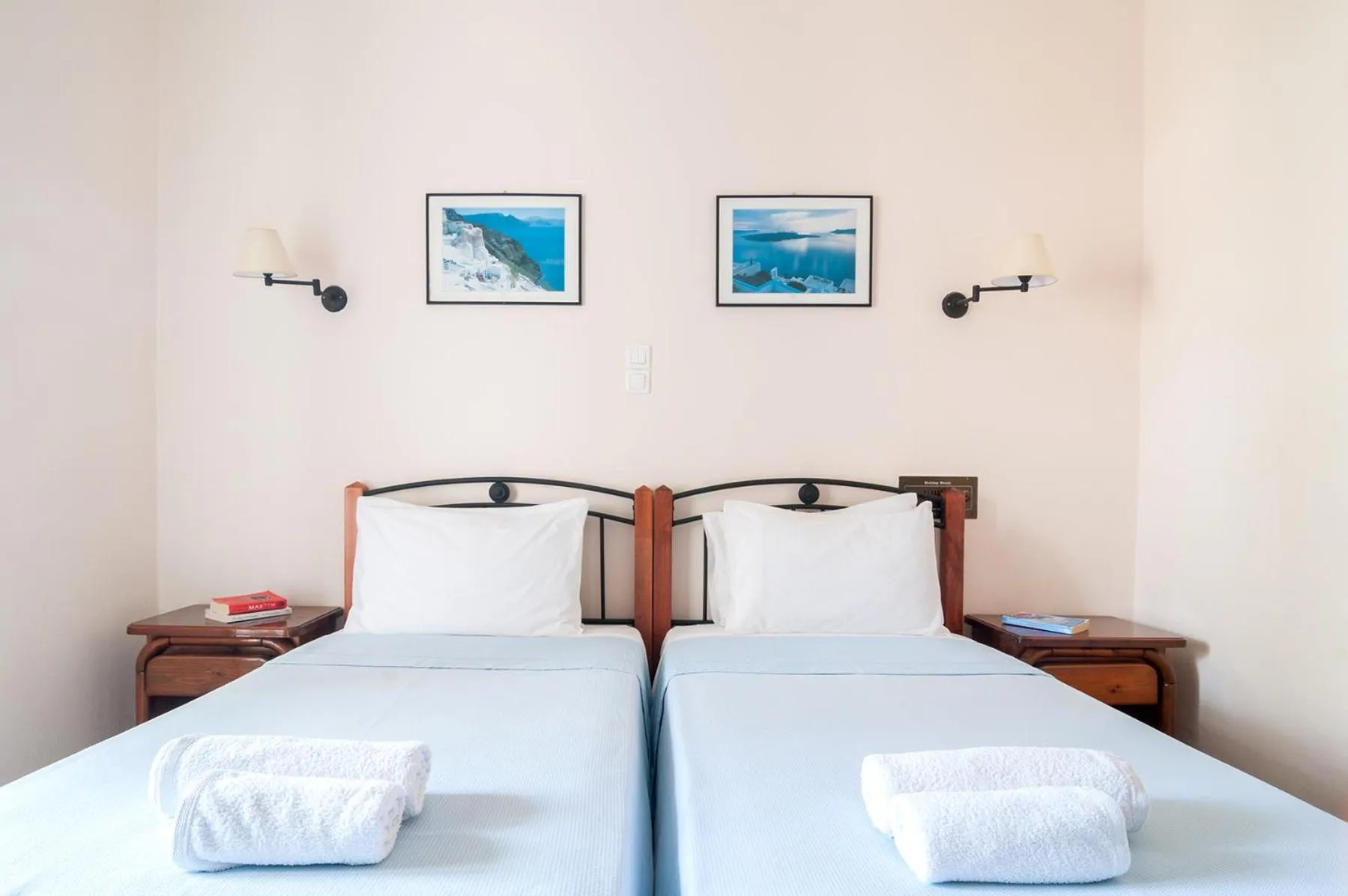 Bed in Holiday Beach Resort Santorini