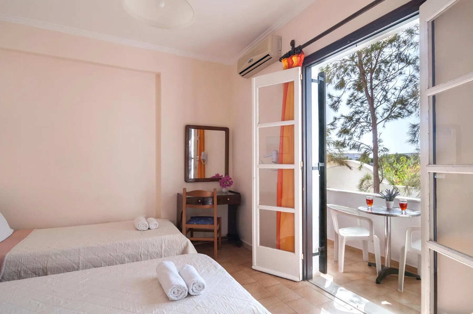 Bed in Holiday Beach Resort Santorini