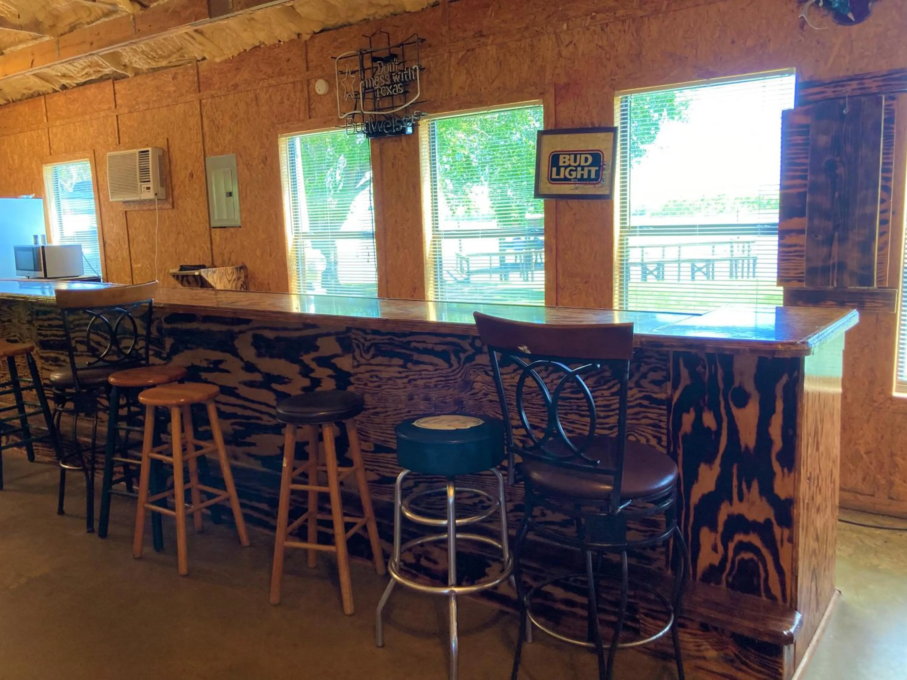 Dining area in Outback Campground and Marina