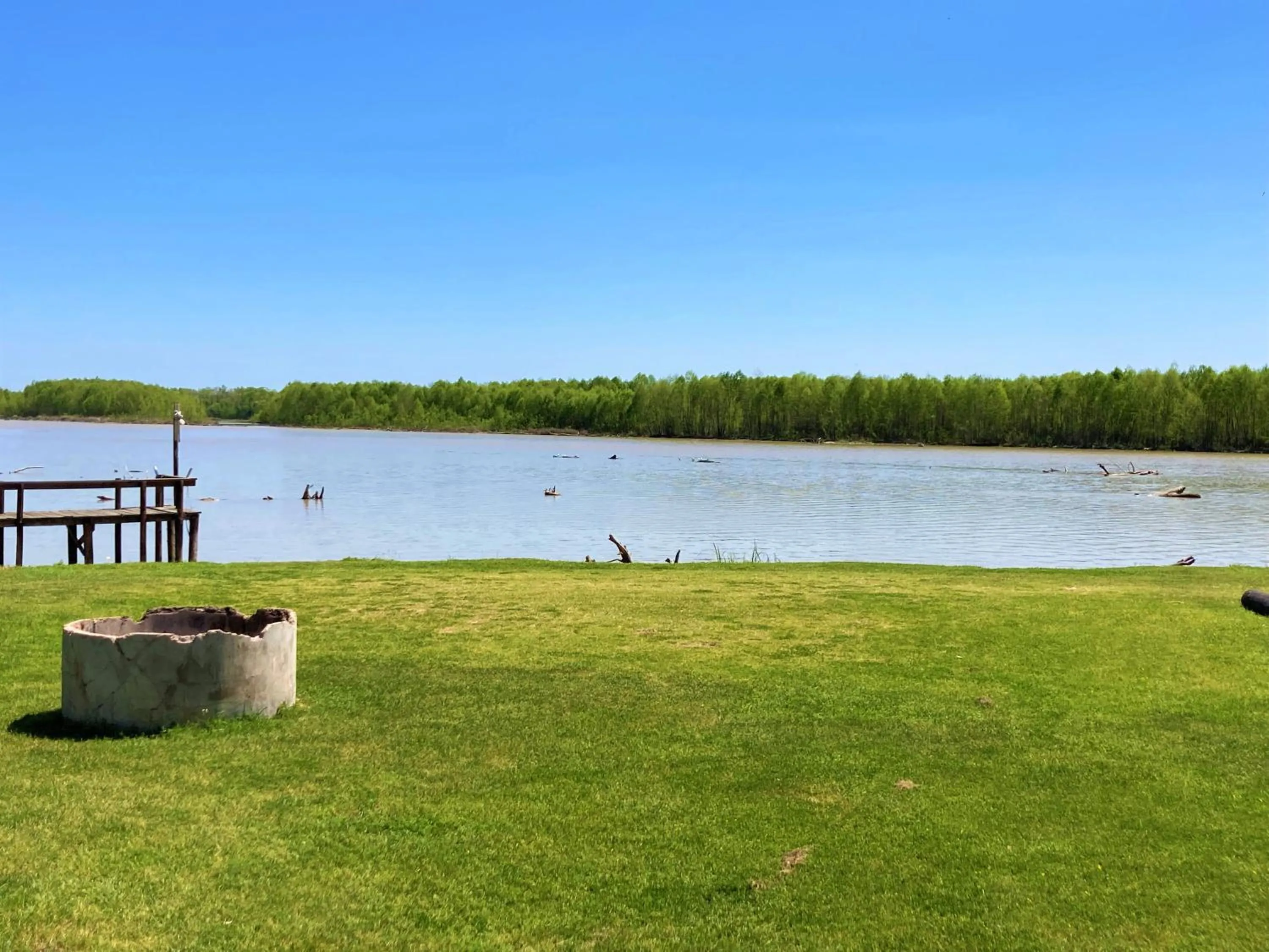 Lake view in Outback Campground and Marina