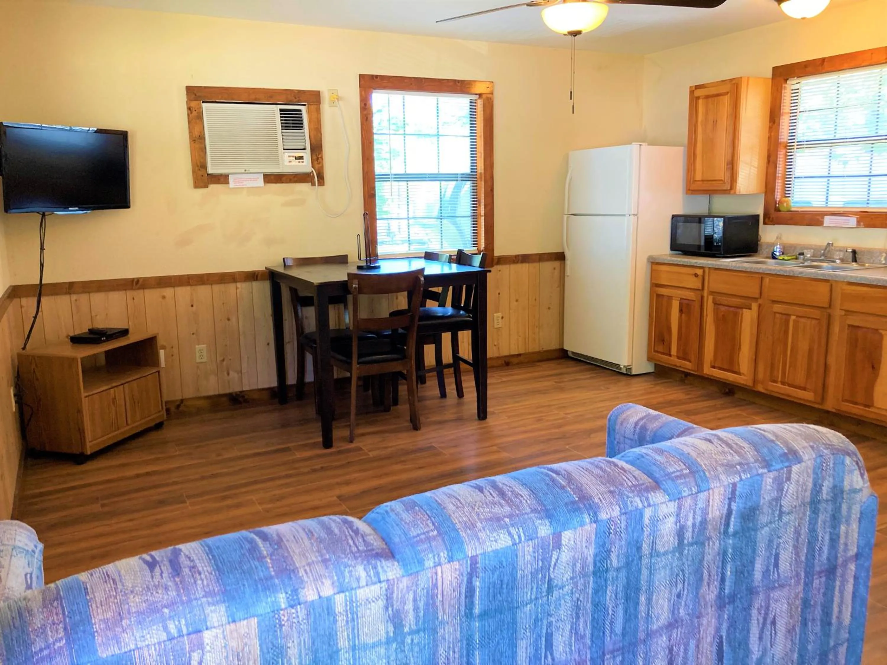Dining area in Outback Campground and Marina