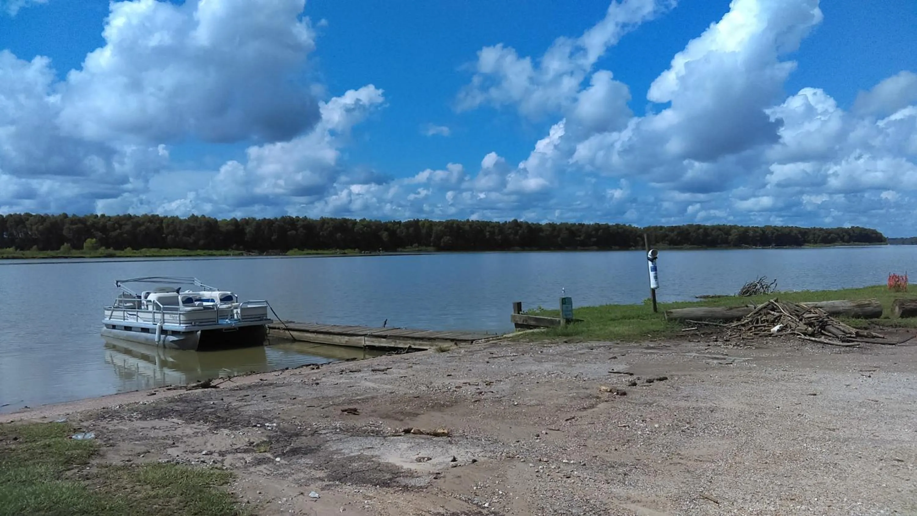 Lake view in Outback Campground and Marina