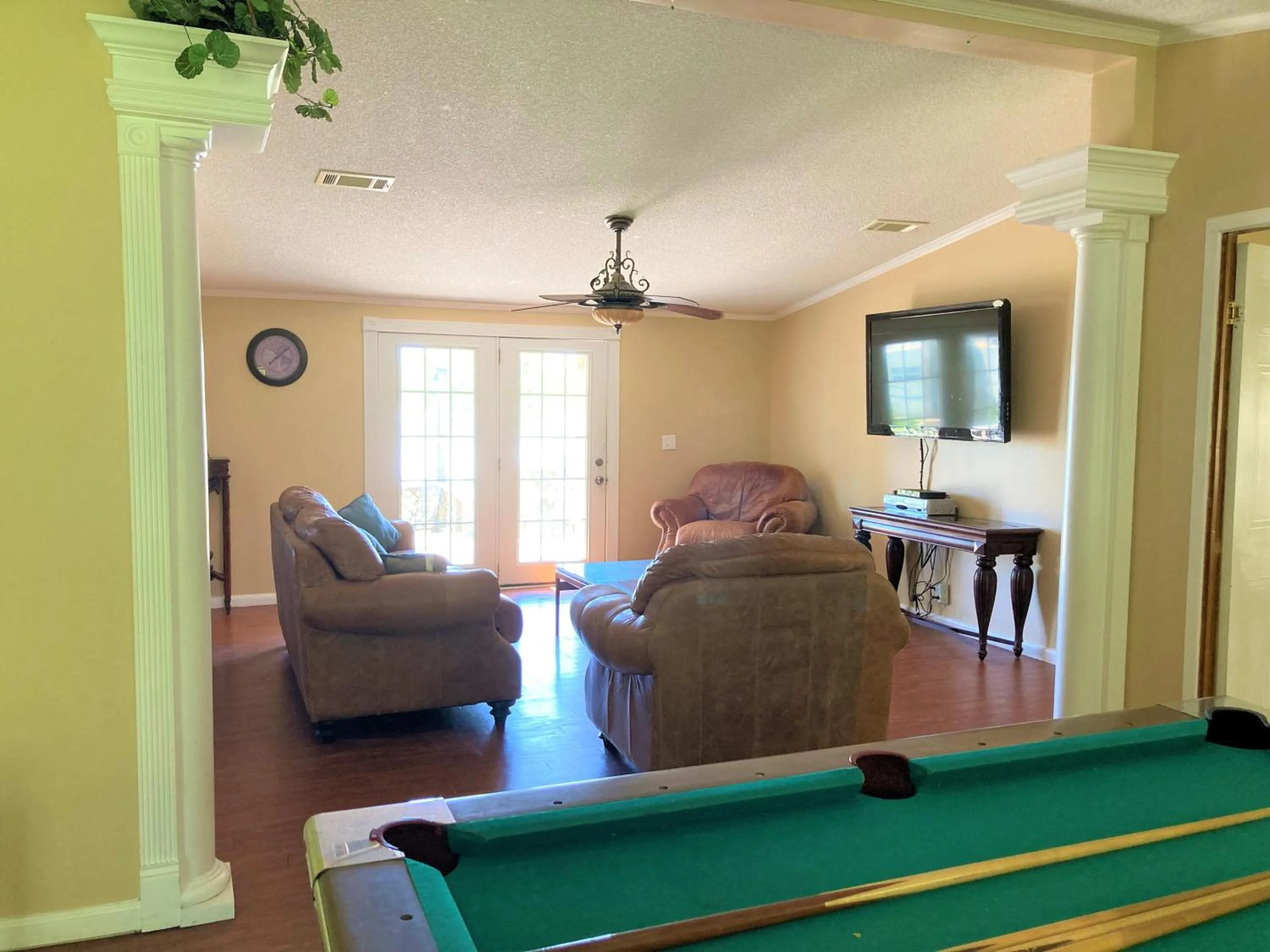 TV and multimedia in Outback Campground and Marina