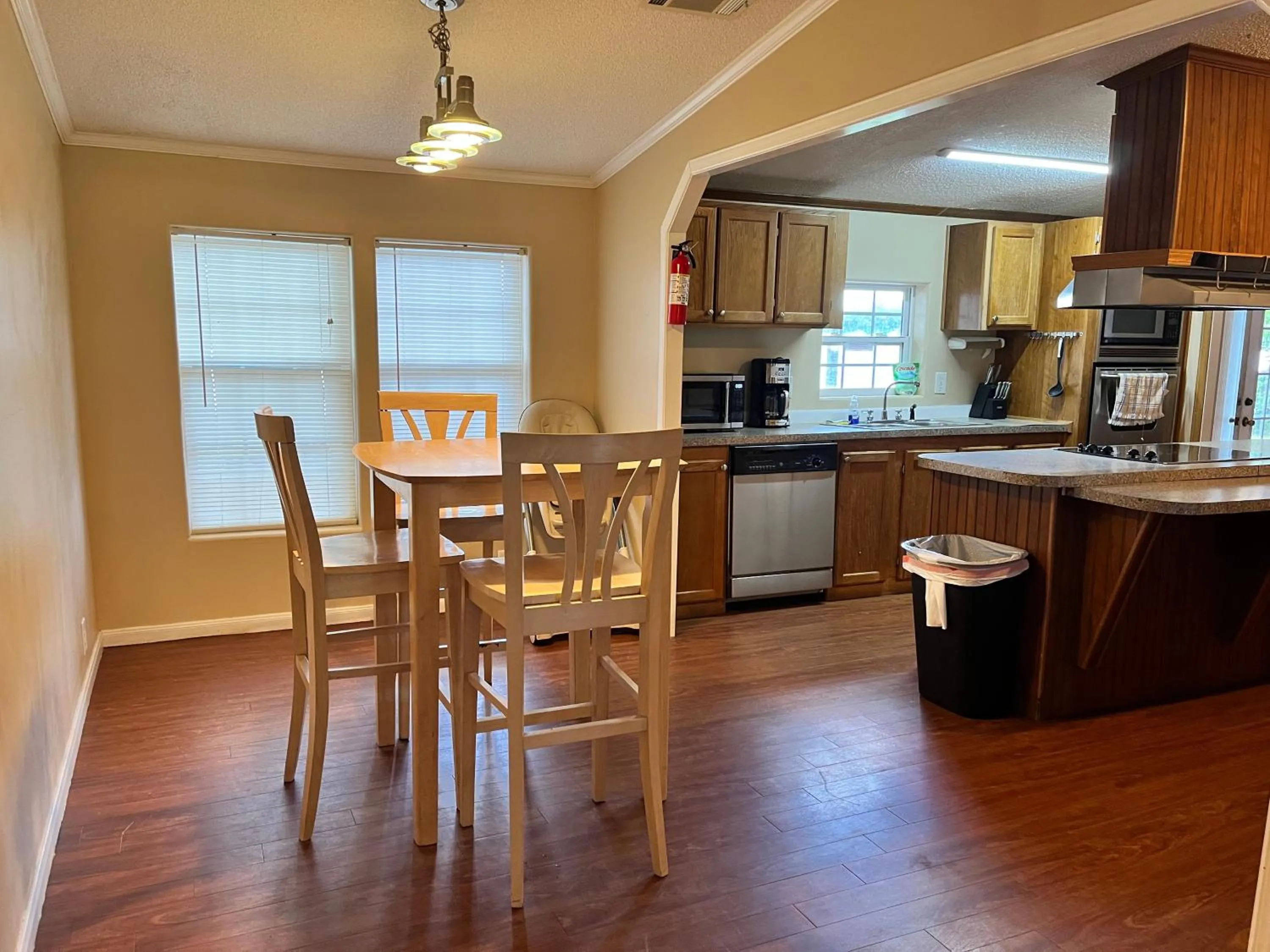 Dining area in Outback Campground and Marina