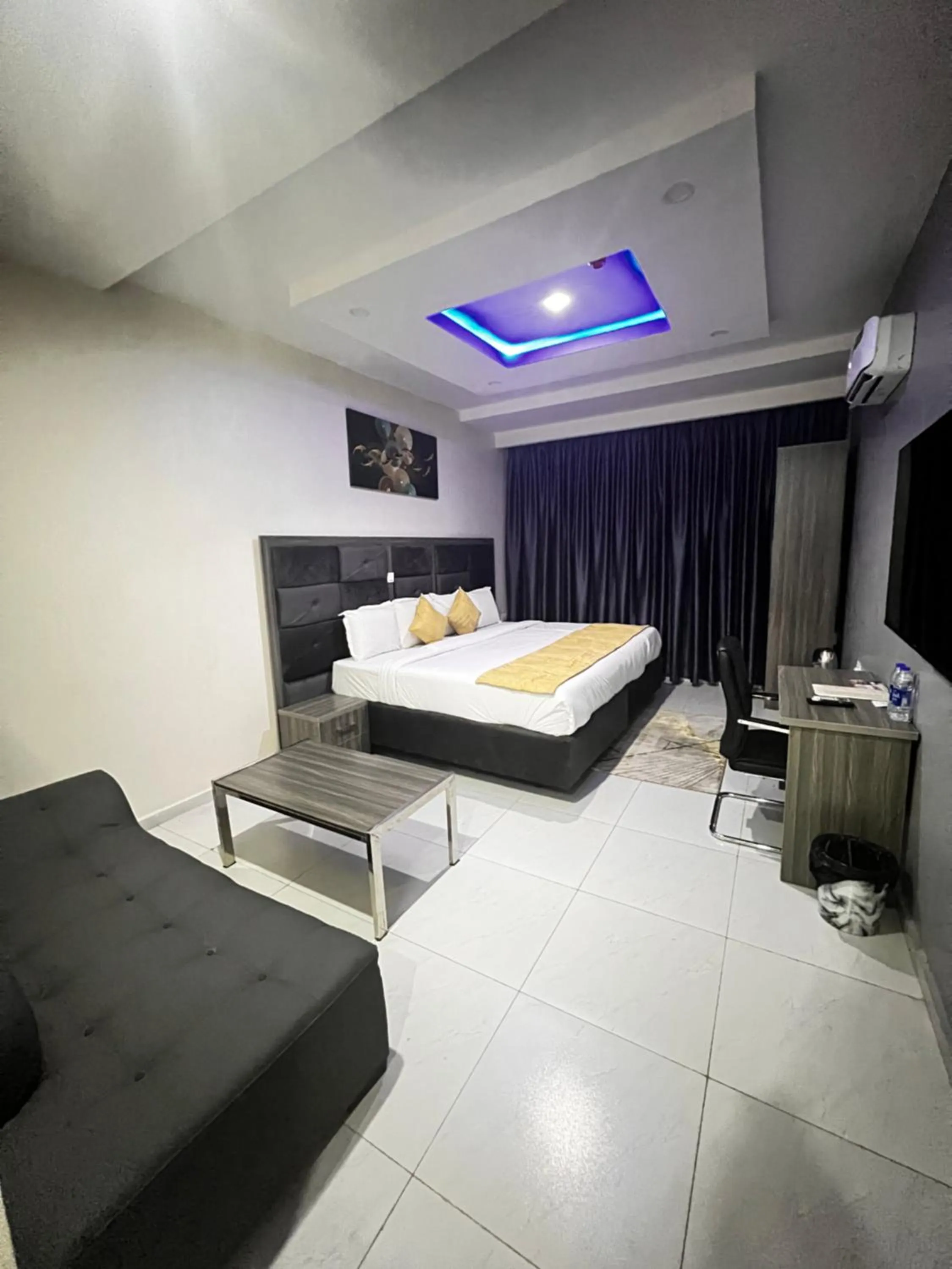 Bed in De Rigg Place Embassy