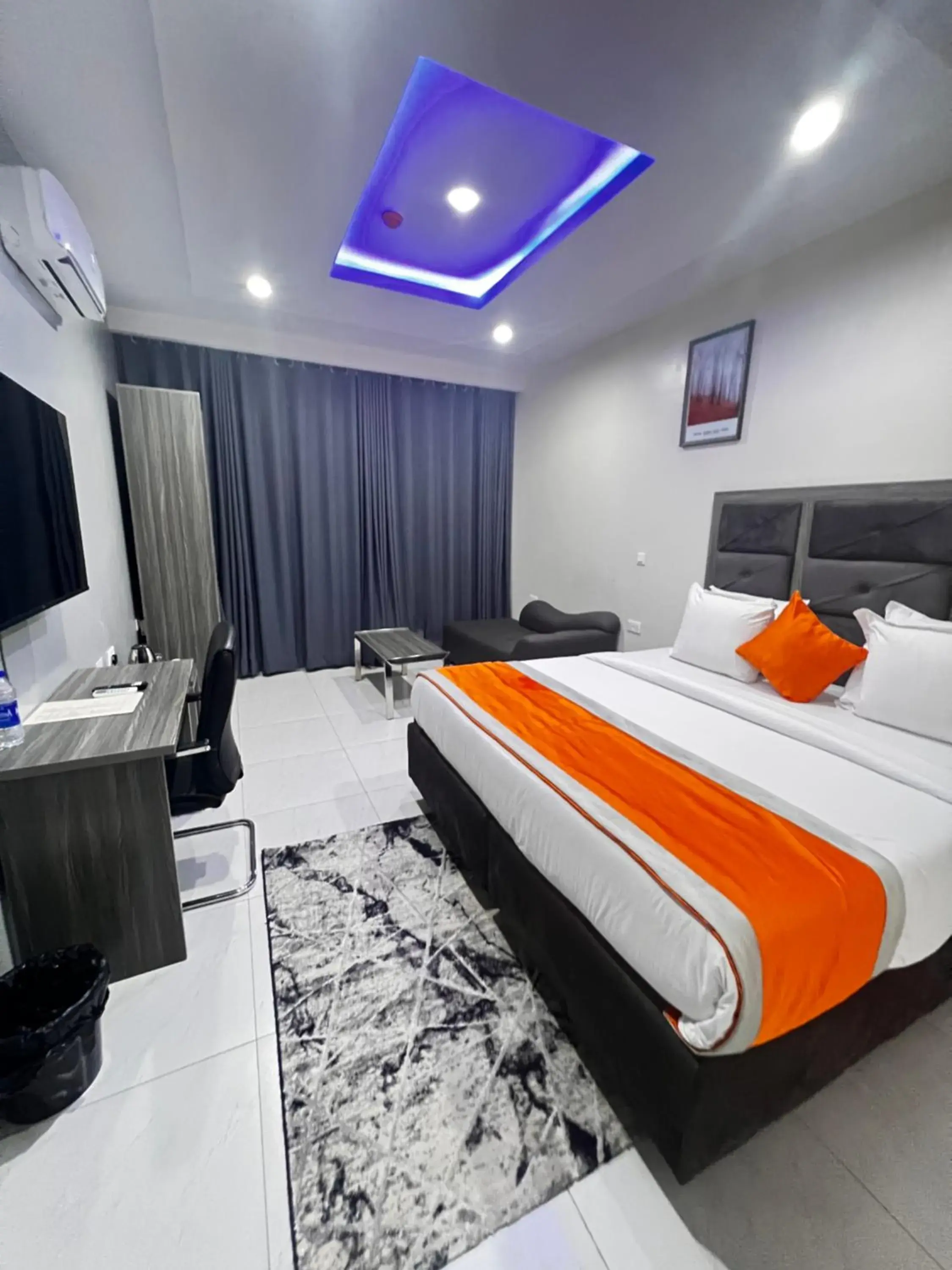 Double Room with Balcony in De Rigg Place Embassy Double Room with Balcony in De Rigg Place Embassy
