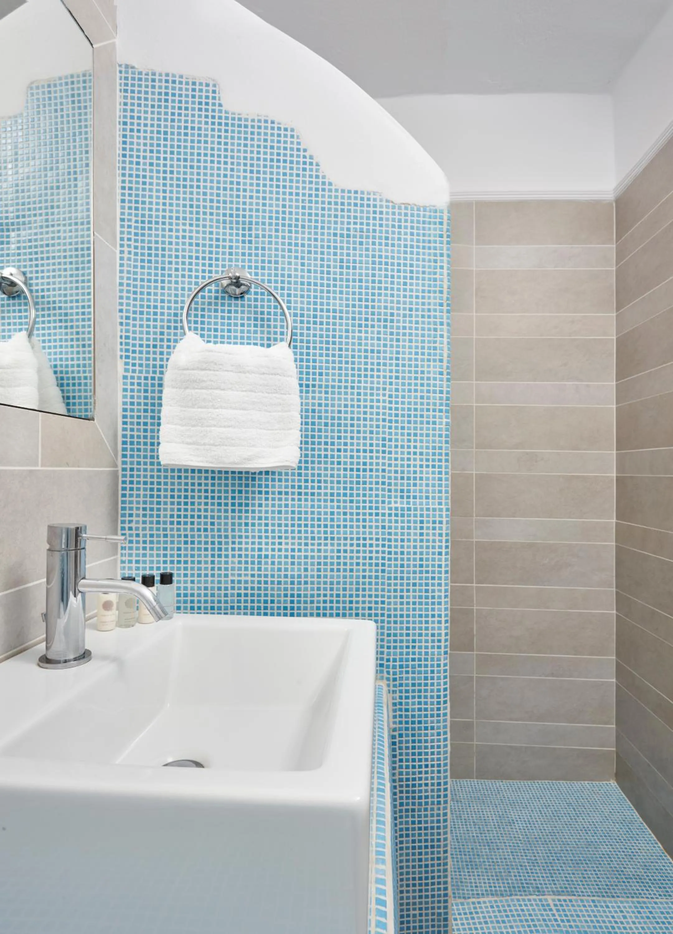 Bathroom in Manos Small World