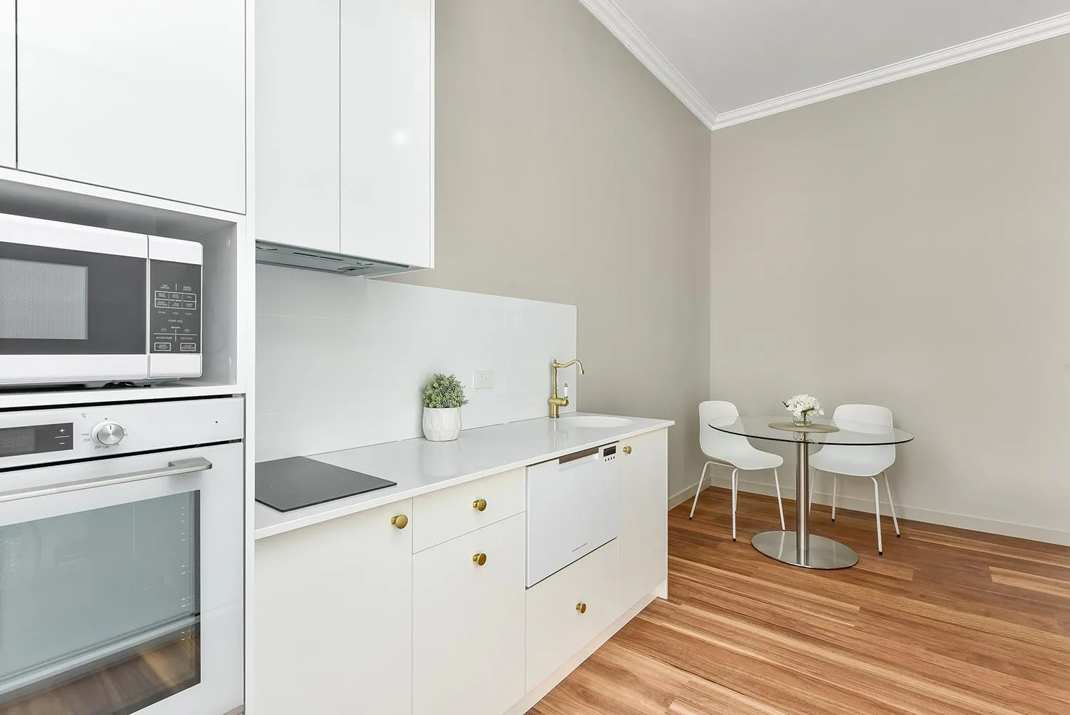 Kitchen or kitchenette in Aloha Central Platinum Apartments