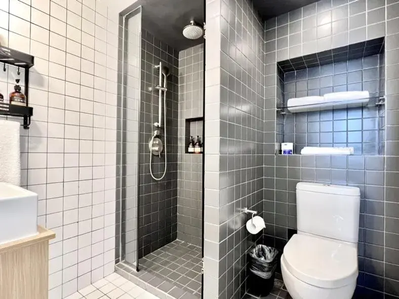 Shower in base-Shanghai SUHE Serviced Apartment, Near East Nanjing Road & People's Square Shower in base-Shanghai SUHE Serviced Apartment, Near East Nanjing Road & People's Square