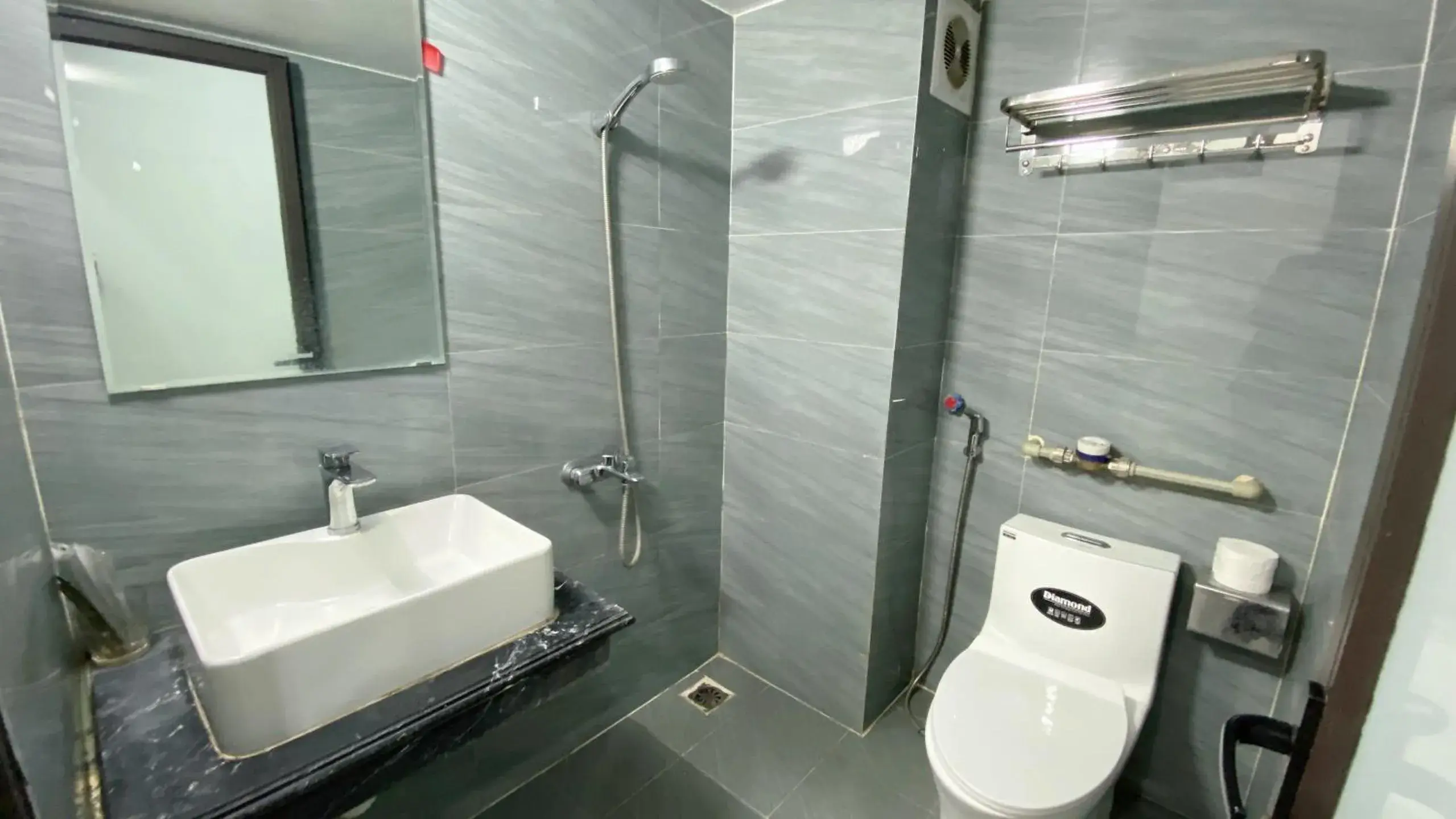 Shower in Era Apartment Tran Thai Tong Shower in Era Apartment Tran Thai Tong