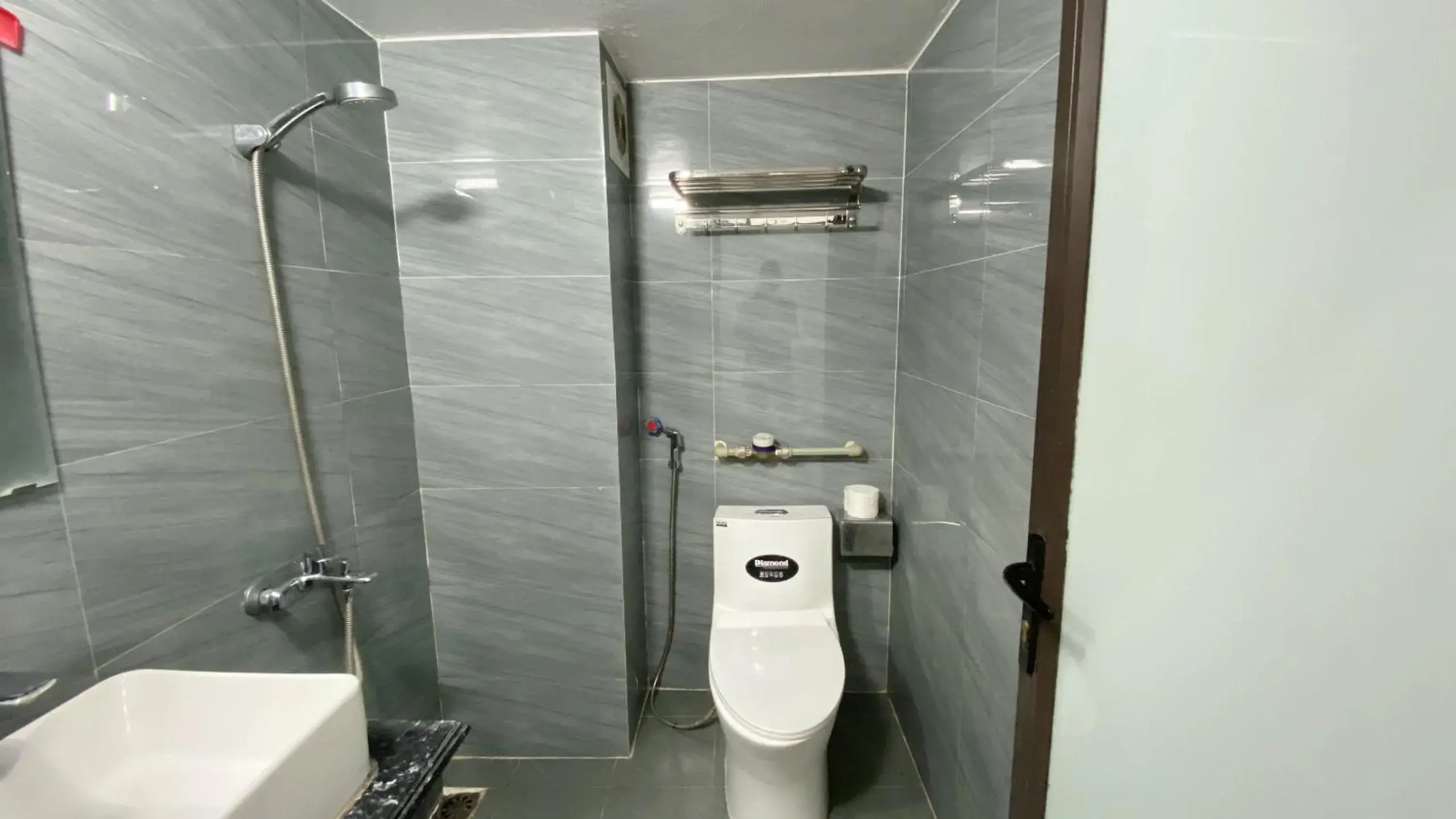 Shower in Era Apartment Tran Thai Tong Shower in Era Apartment Tran Thai Tong