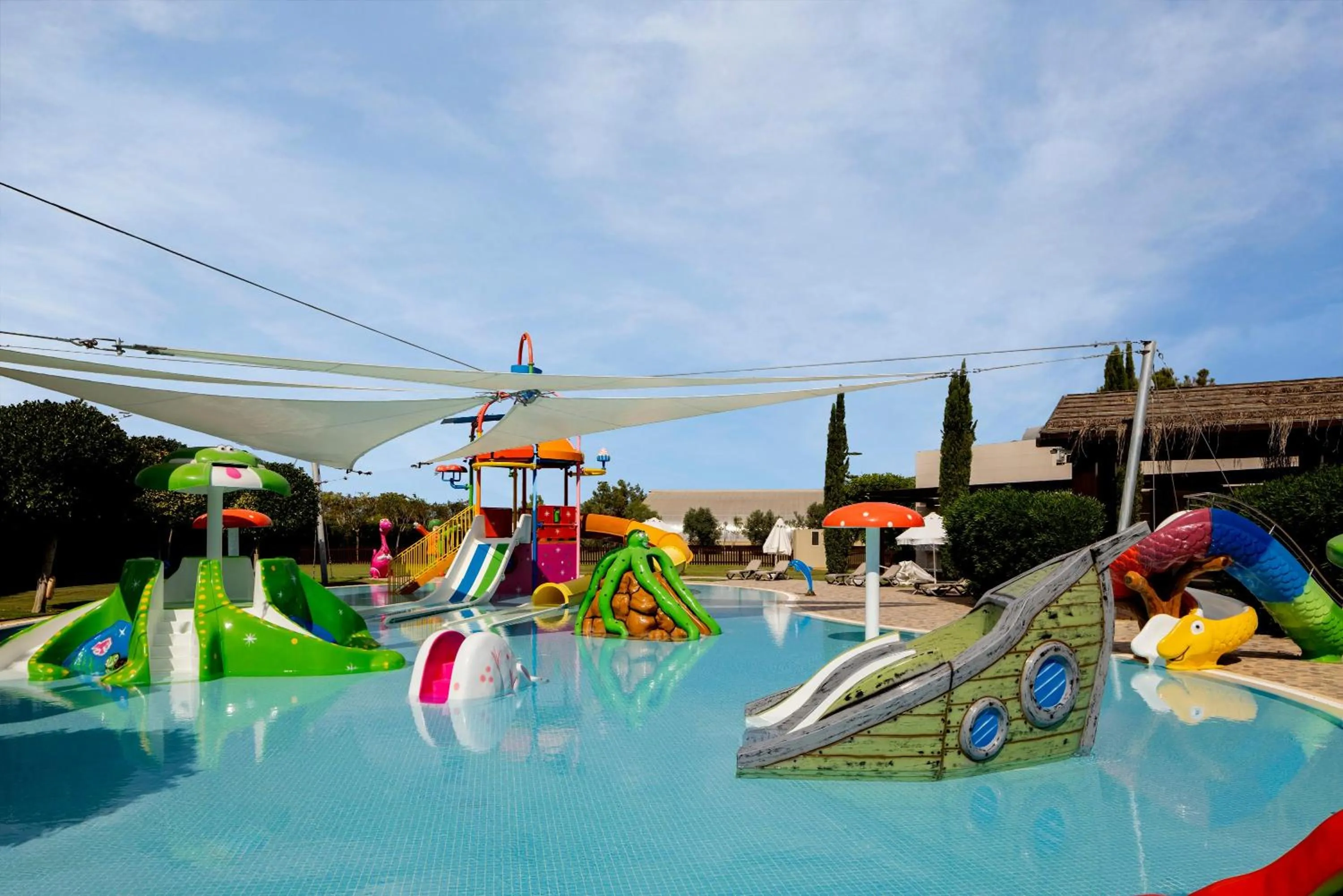 Swimming pool in Concorde Luxury Resort & Casino