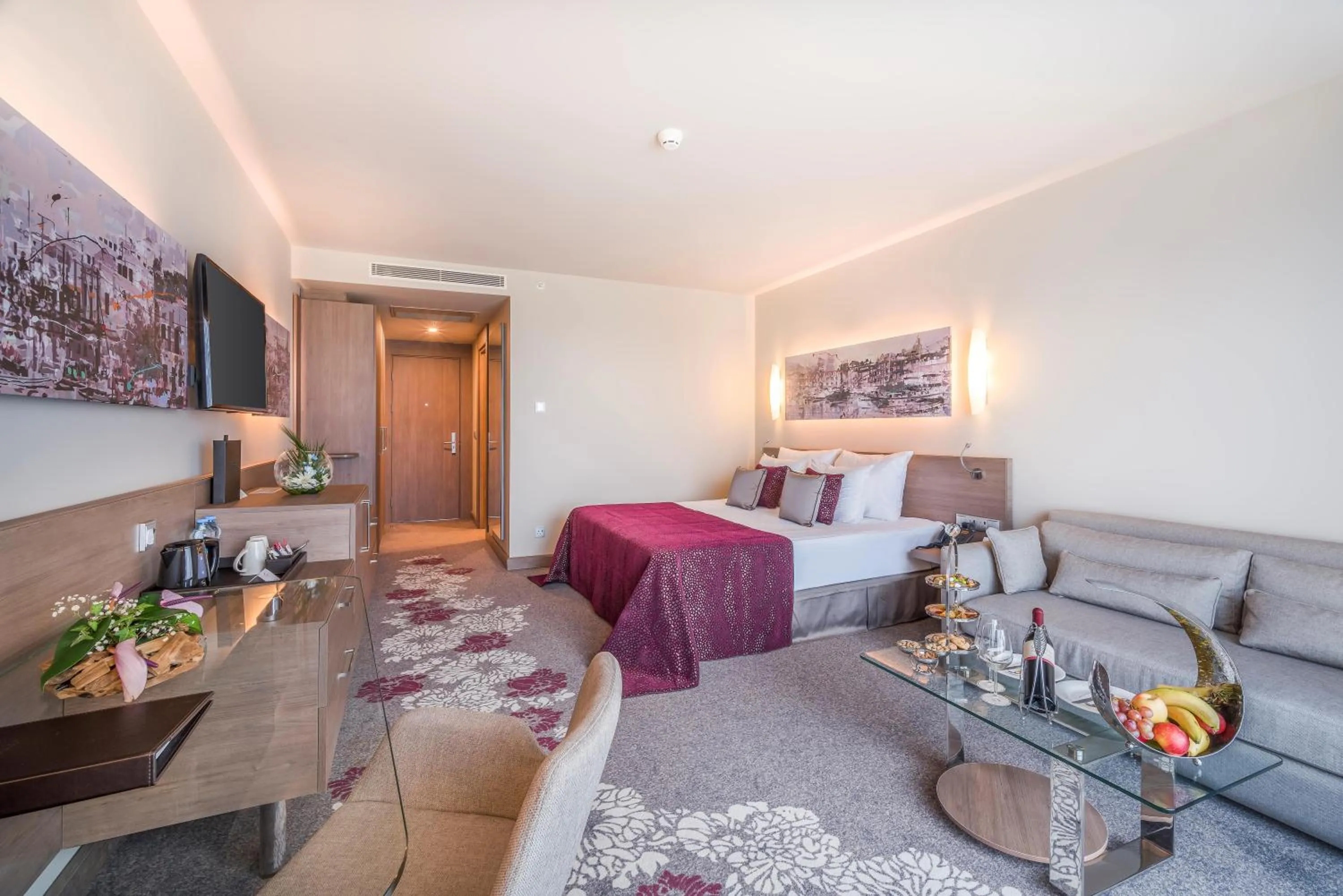 TV and multimedia, Bed in Concorde Luxury Resort & Casino