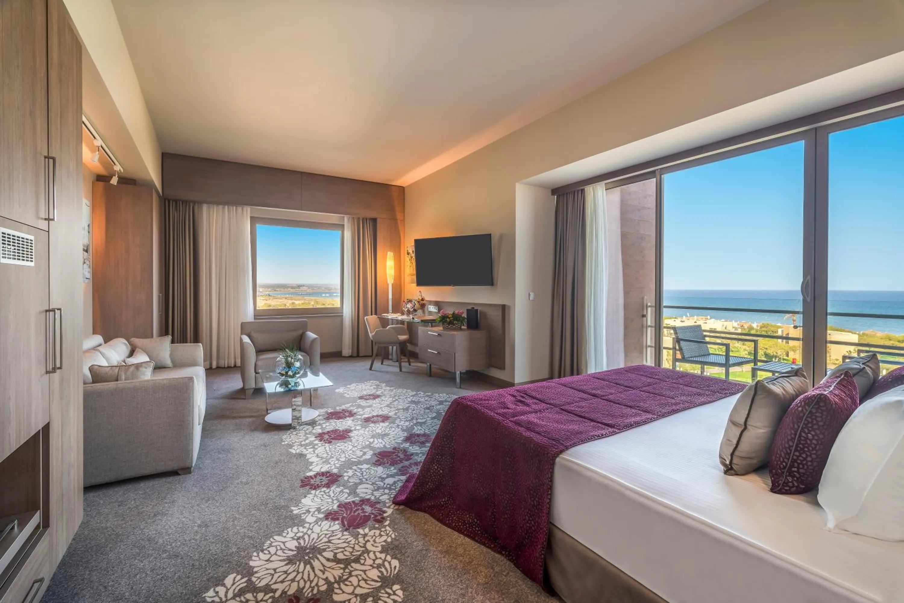 Bed in Concorde Luxury Resort & Casino