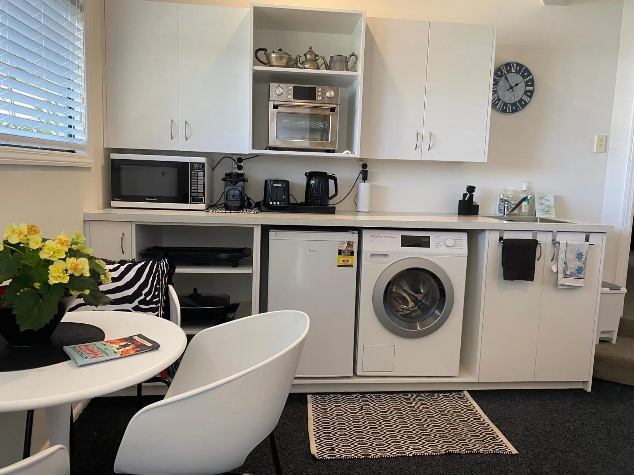 Maison Blue - Chic Garden Apartment - Pet Friendly