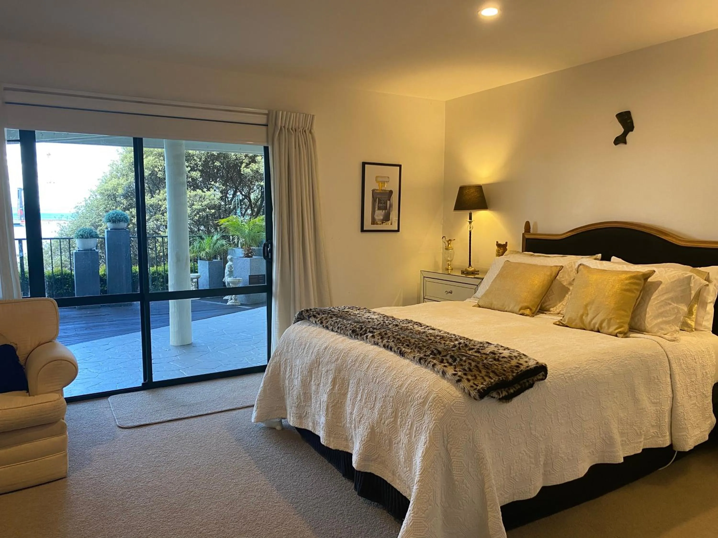 Maison Blue - Chic Garden Apartment - Pet Friendly