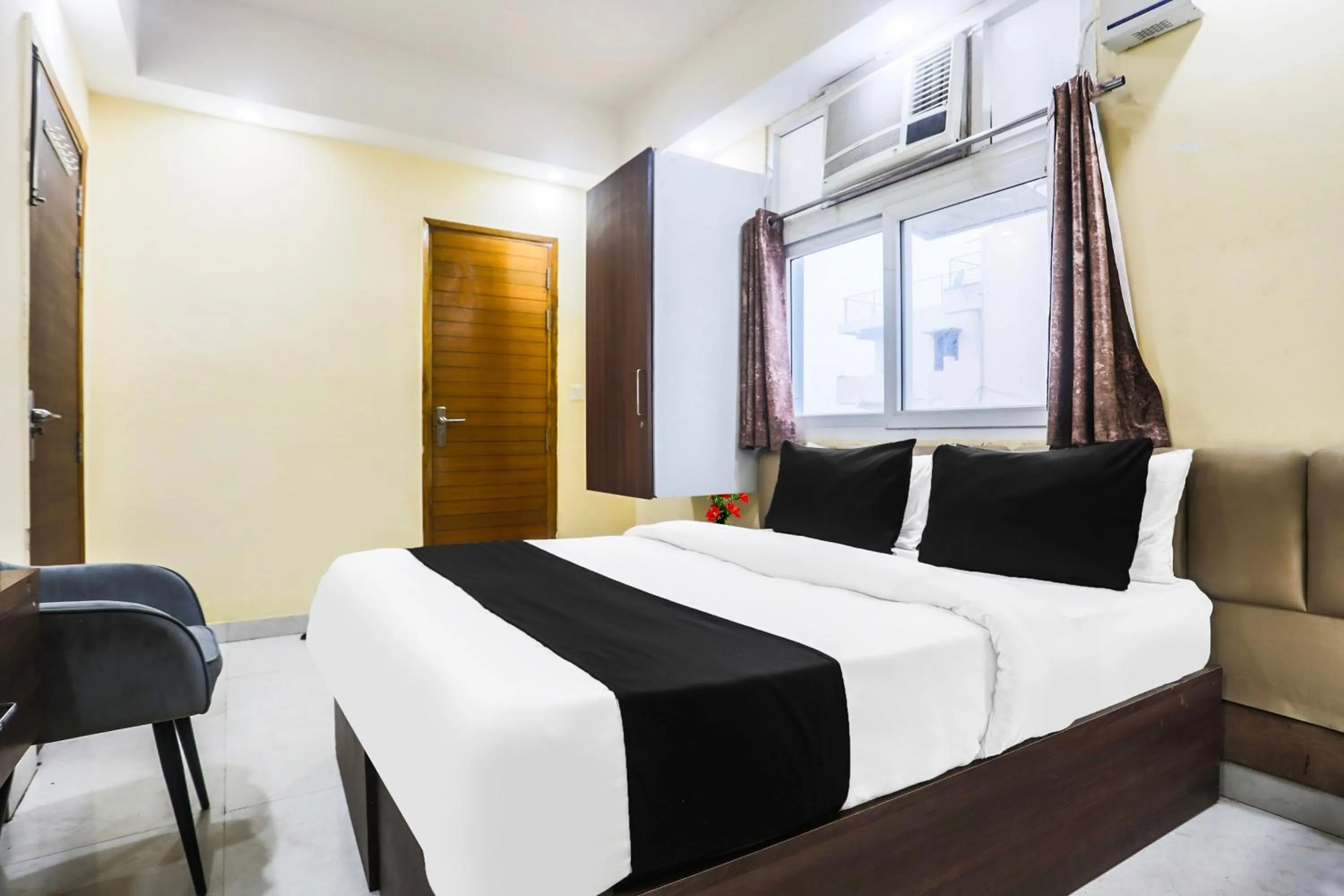 Bedroom in Super Collection O Sector 44 Near Botanical Garden formerly Hotel Culture