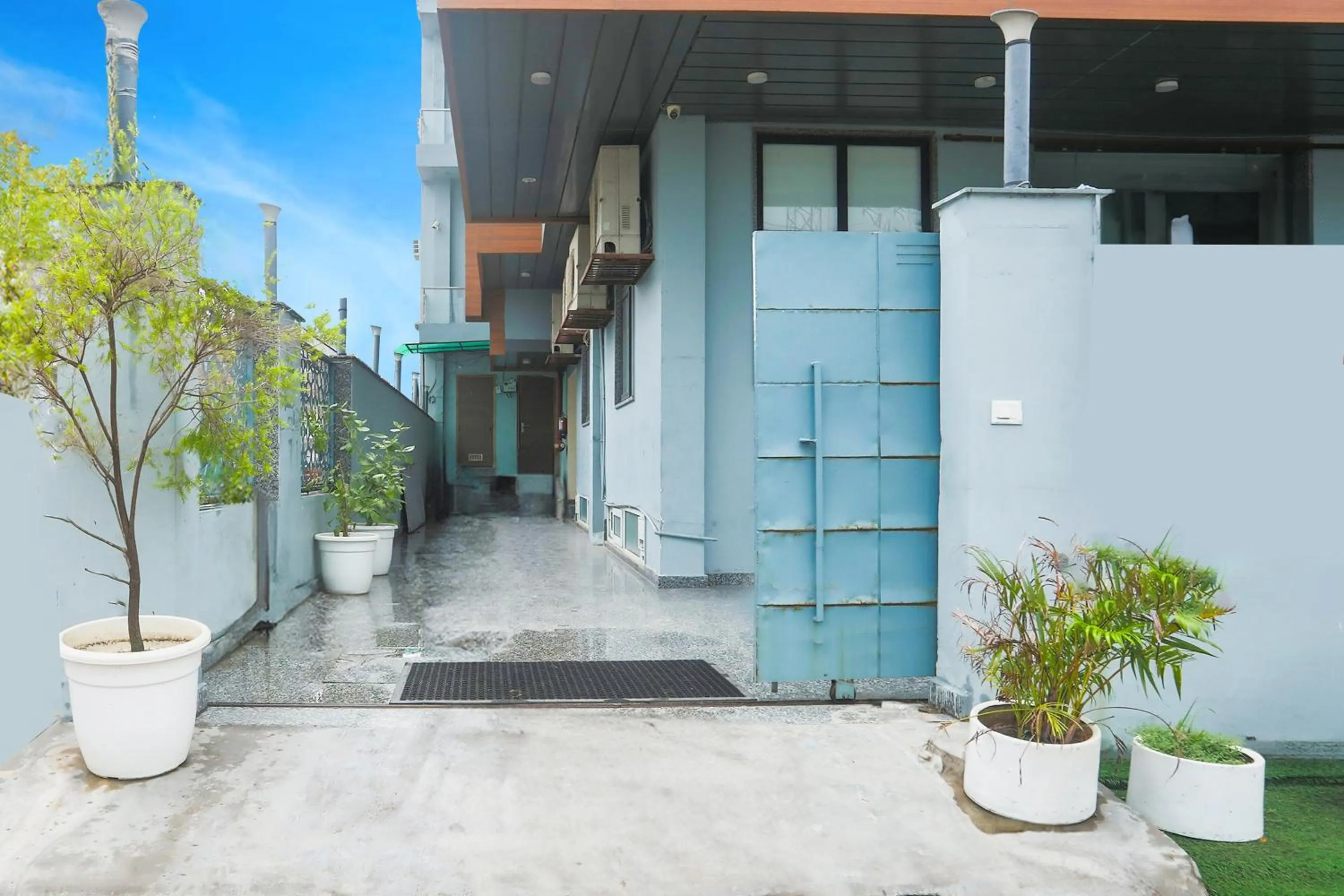 Facade/entrance in Super Collection O Sector 44 Near Botanical Garden formerly Hotel Culture