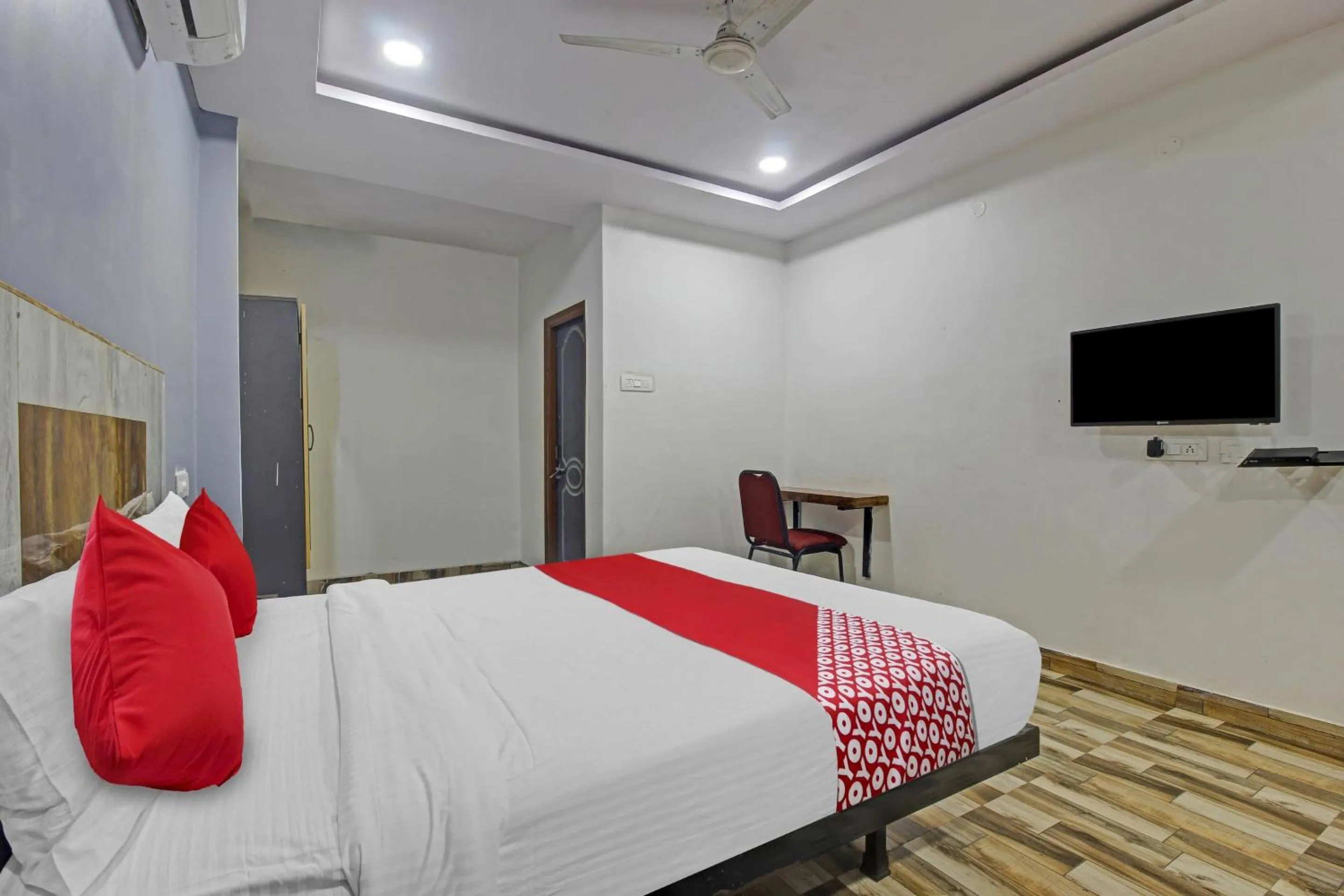 Bedroom, Bed in Hotel O Sri Sai Regency