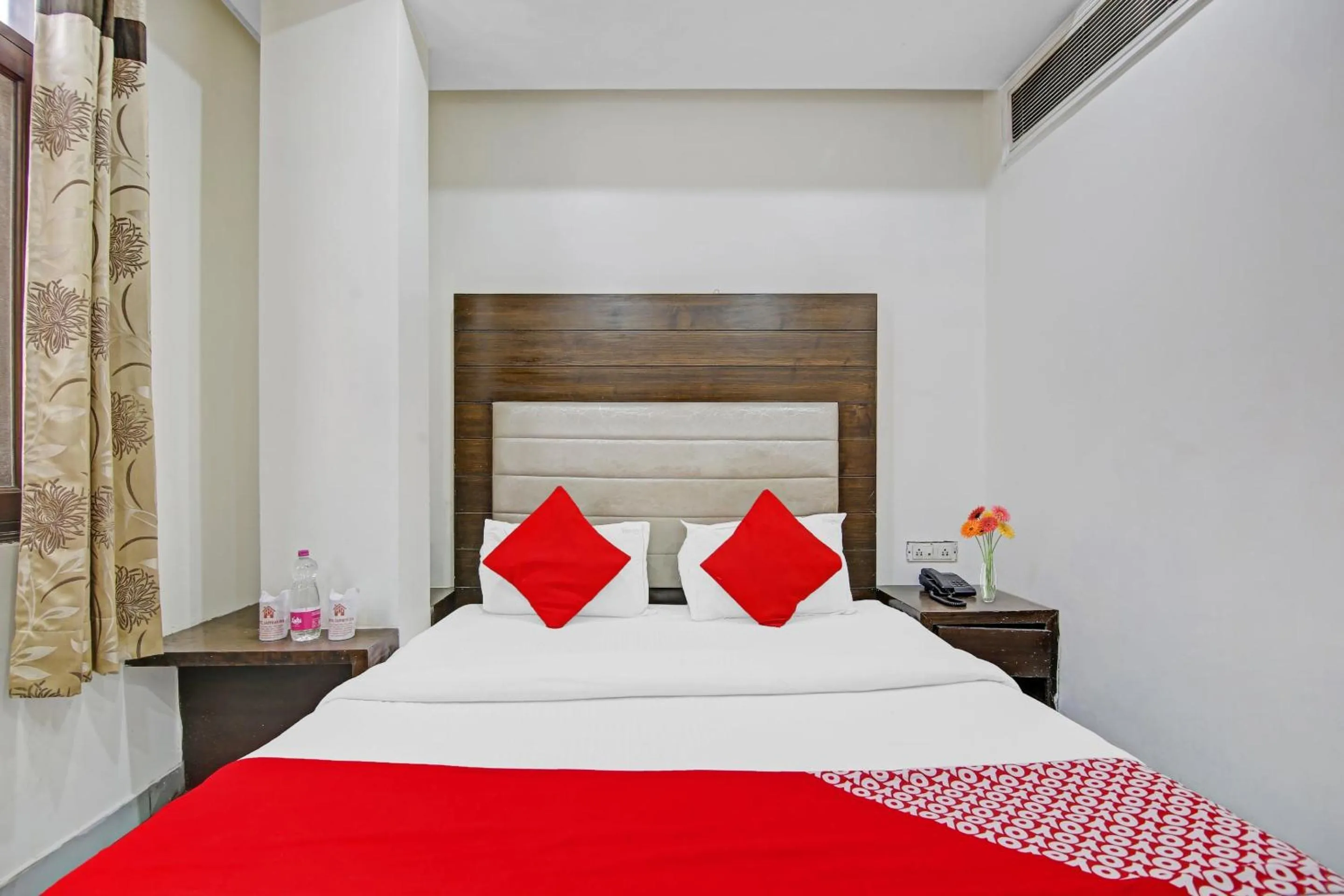 Bedroom in Hotel O Saffron Inn