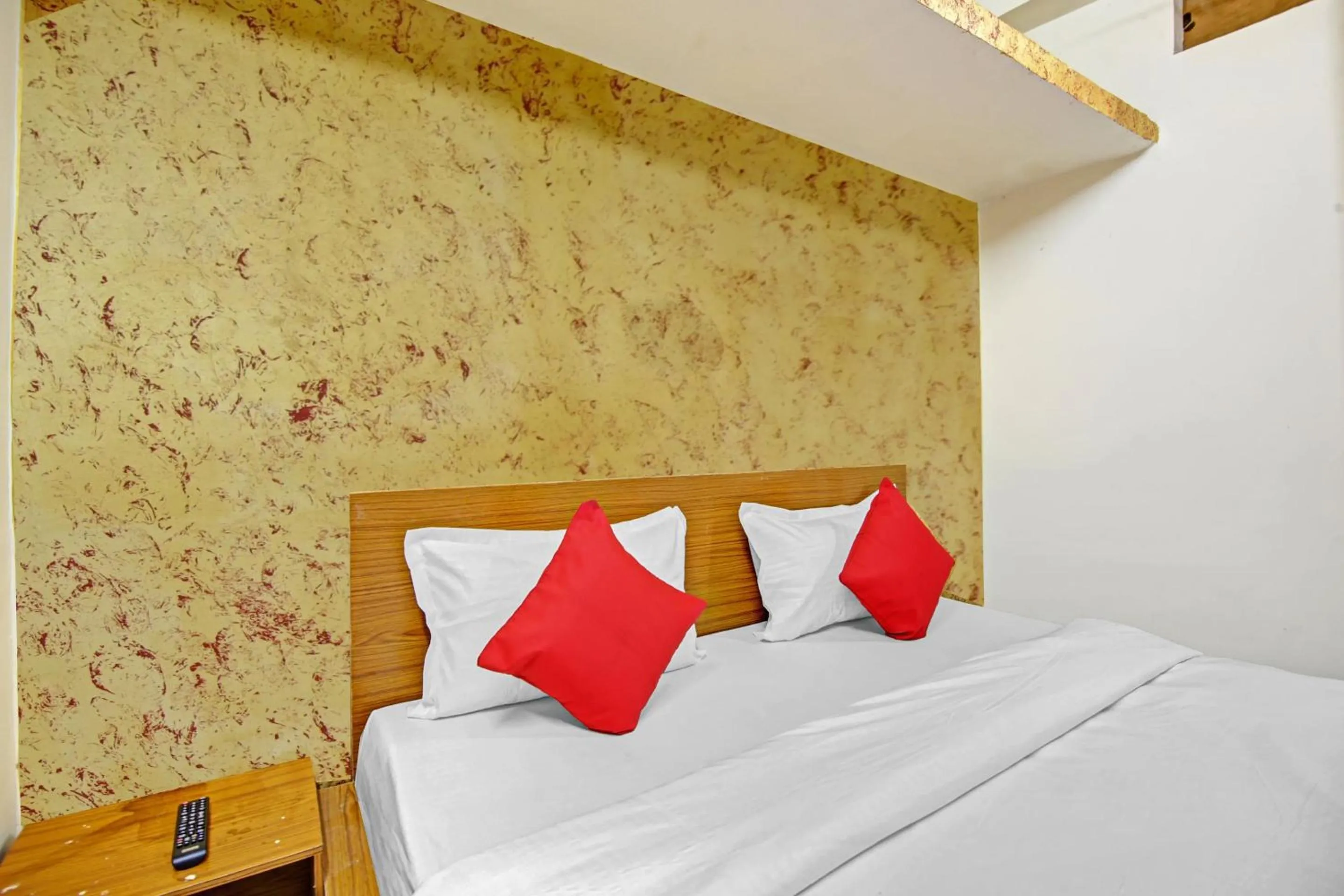 Bedroom, Bed in Hotel O Royal