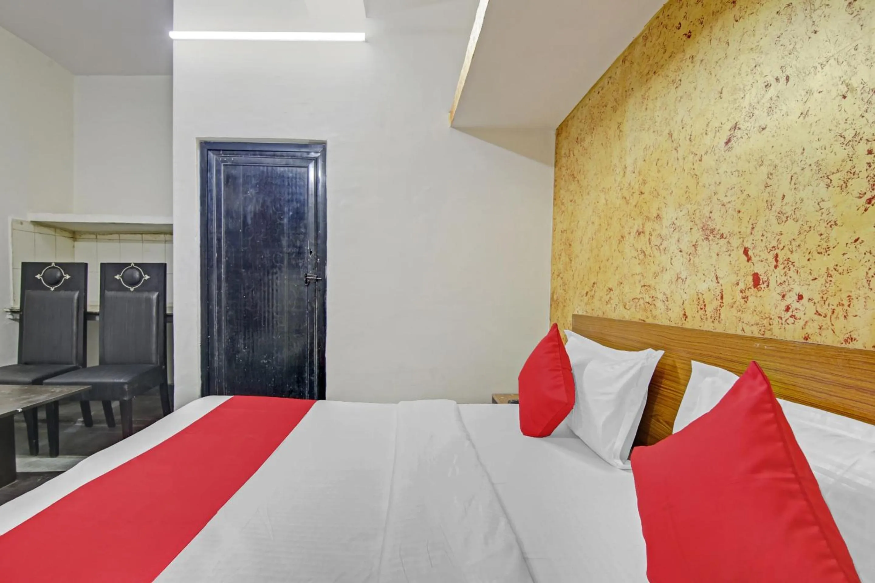 Bedroom, Bed in Hotel O Royal