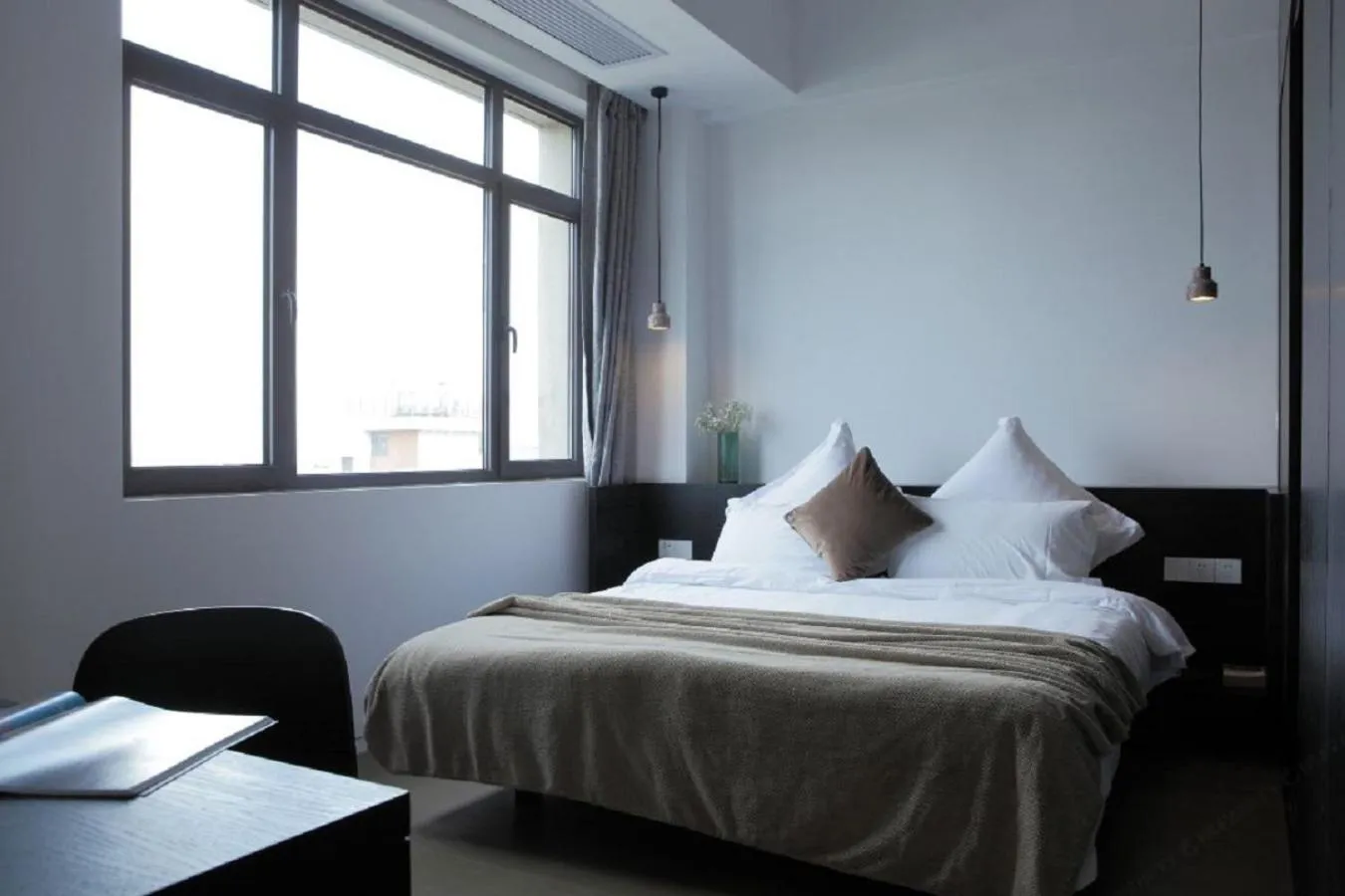 Bed in base-PUSAN Serviced Apartment - In room Washing Machine with Dryer function & Kitchen & Free 24hrs Coffee & Close to Shanghai New International Expo Centre, Lujiazui & Subway nearby & English speaking & High speed free WiFi