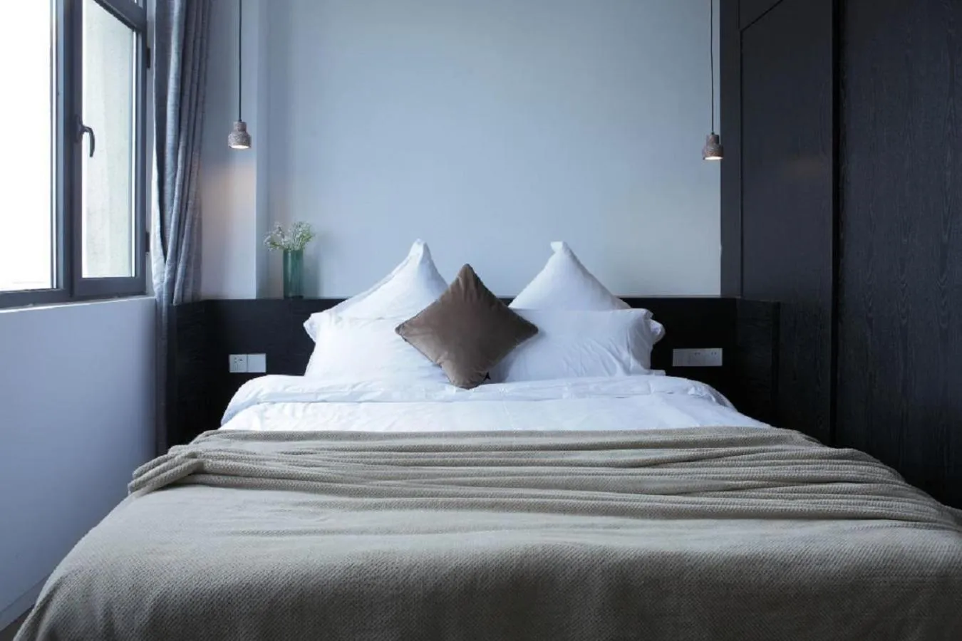 Bed in base-PUSAN Serviced Apartment - In room Washing Machine with Dryer function & Kitchen & Free 24hrs Coffee & Close to Shanghai New International Expo Centre, Lujiazui & Subway nearby & English speaking & High speed free WiFi