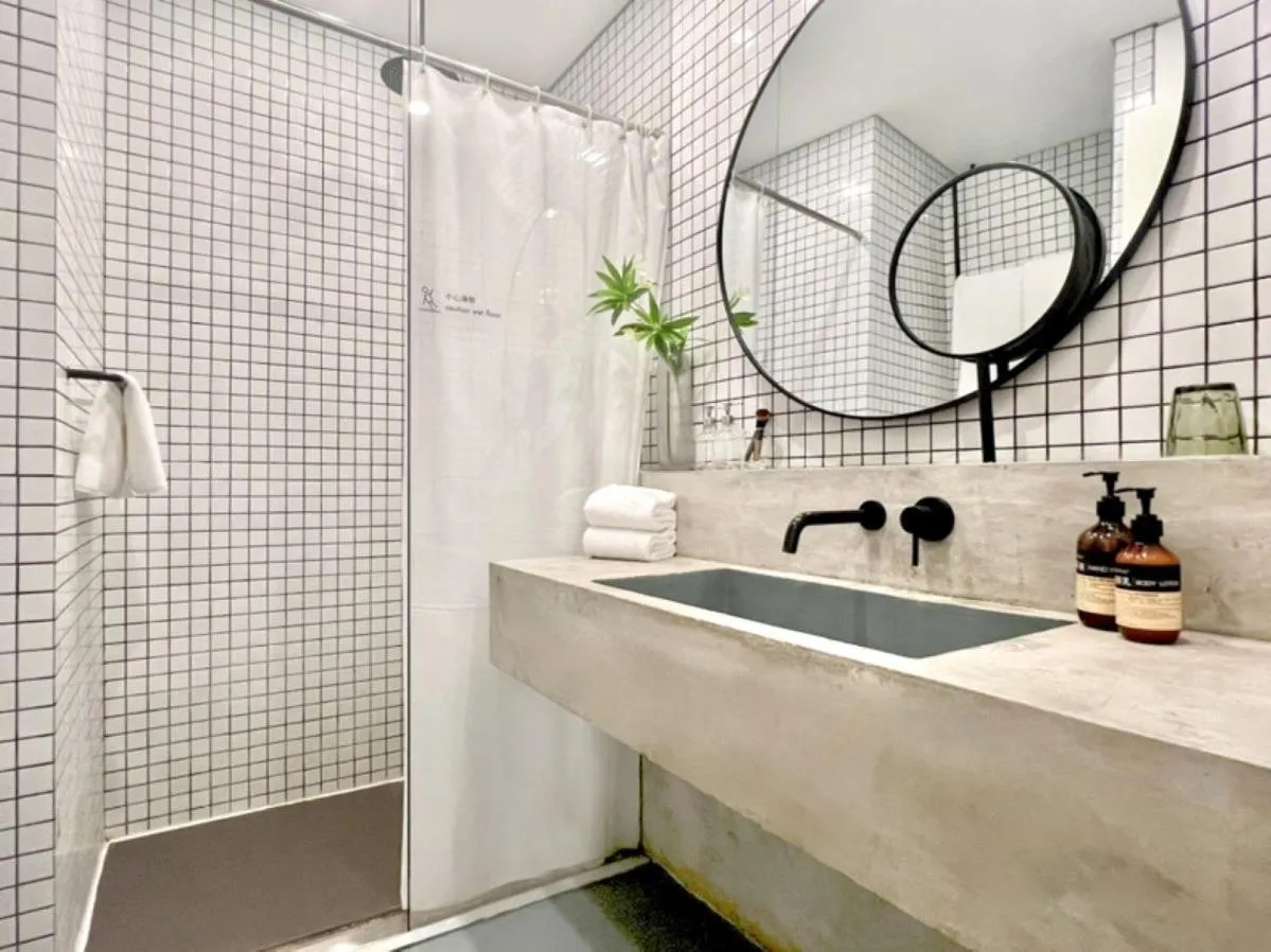 Bathroom in base-PUSAN Serviced Apartment - In room Washing Machine with Dryer function & Kitchen & Free 24hrs Coffee & Close to Shanghai New International Expo Centre, Lujiazui & Subway nearby & English speaking & High speed free WiFi