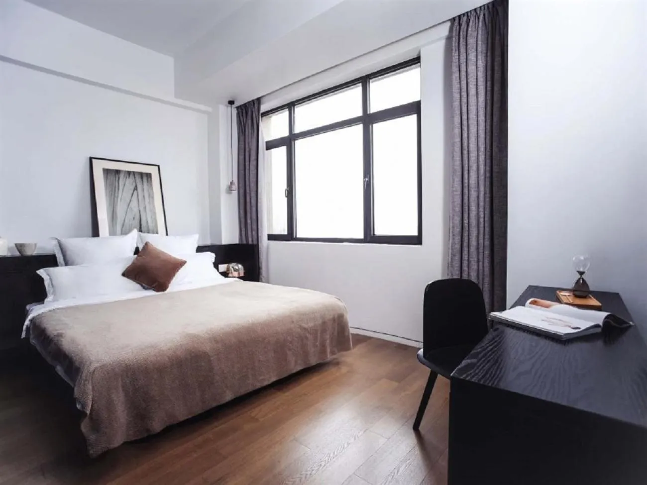 Bed in base-PUSAN Serviced Apartment - In room Washing Machine with Dryer function & Kitchen & Free 24hrs Coffee & Close to Shanghai New International Expo Centre, Lujiazui & Subway nearby & English speaking & High speed free WiFi